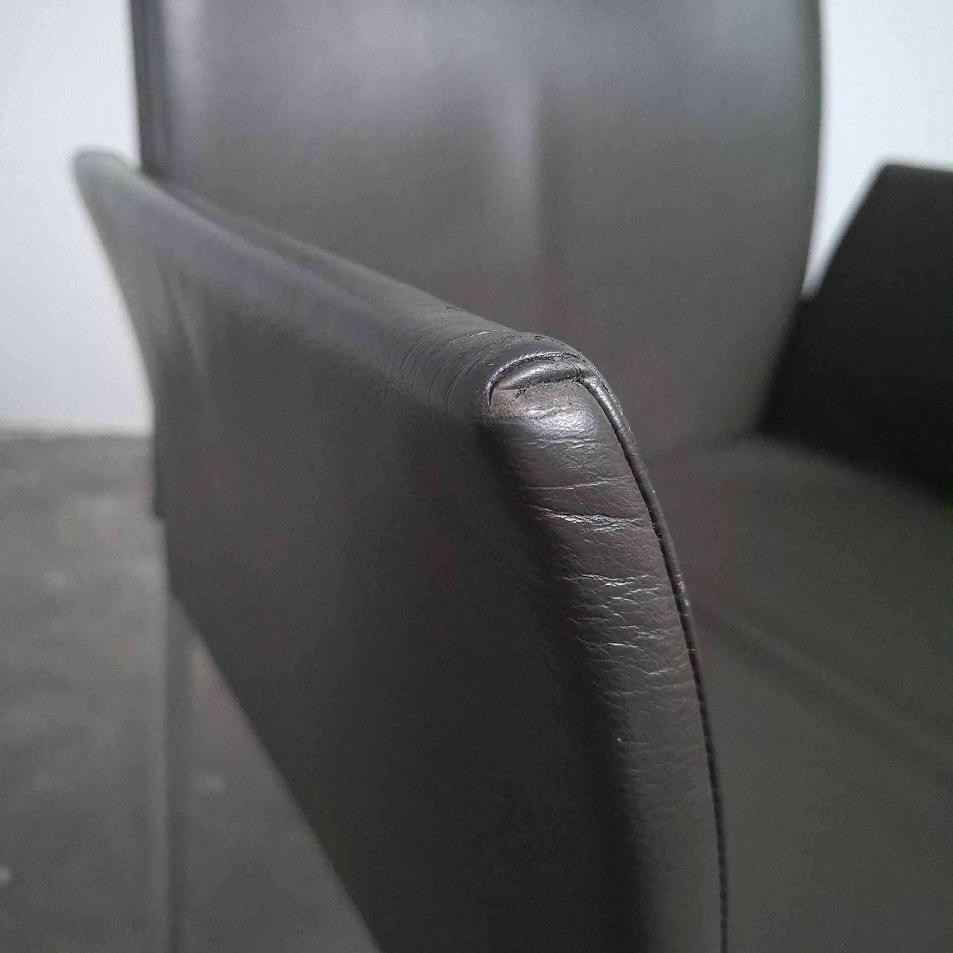 2 chaises à accoudoir Zanotta modèle Lia design de Roberto Barbieri