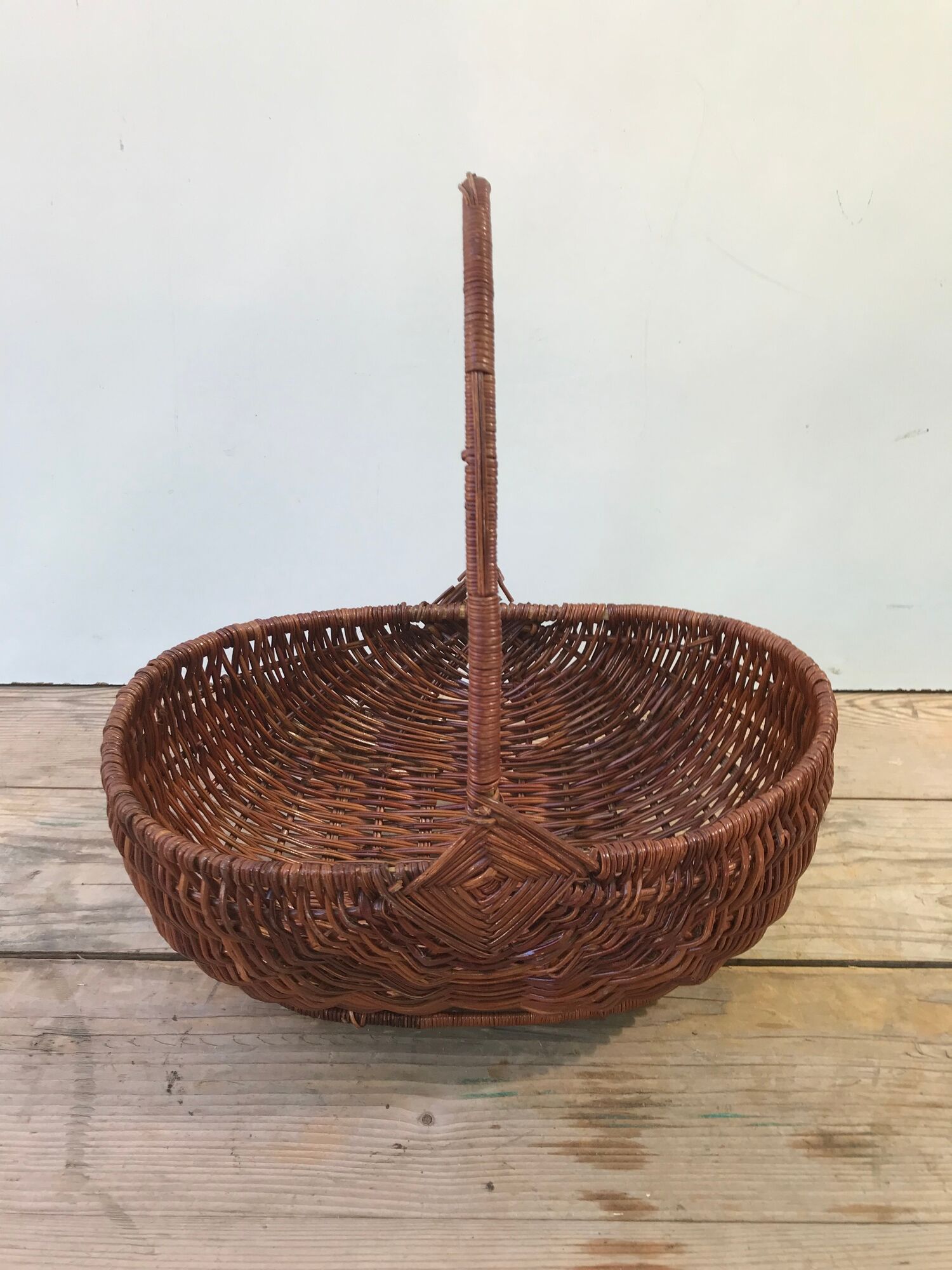 Former collection in braided wicker rattan with cove decoration vintage basket