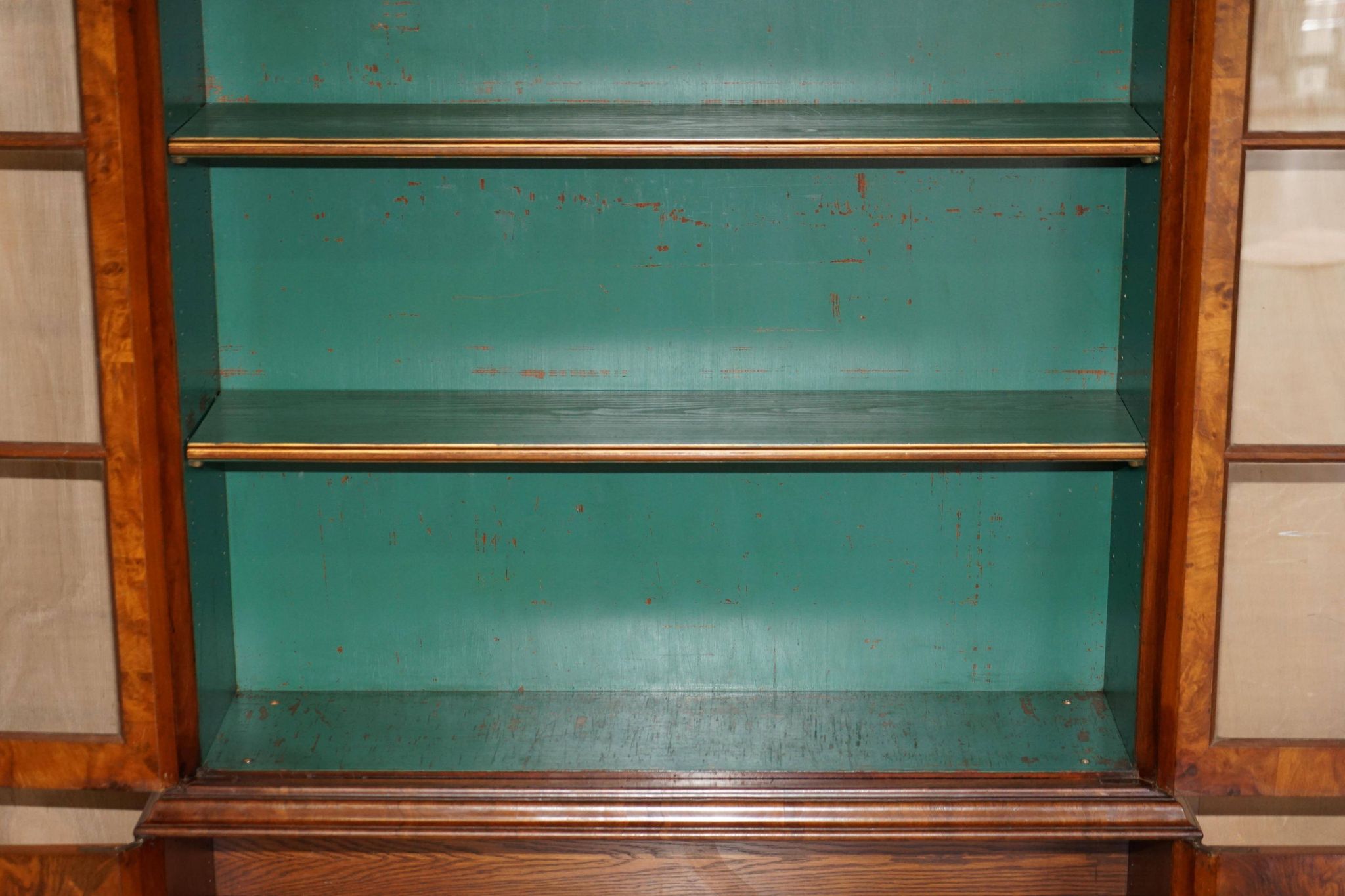 Bibliothèque victorienne en noyer loupe avec portes vitrées gothiques