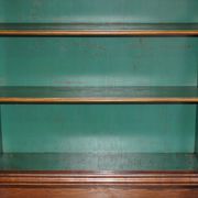 Bibliothèque victorienne en noyer loupe avec portes vitrées gothiques