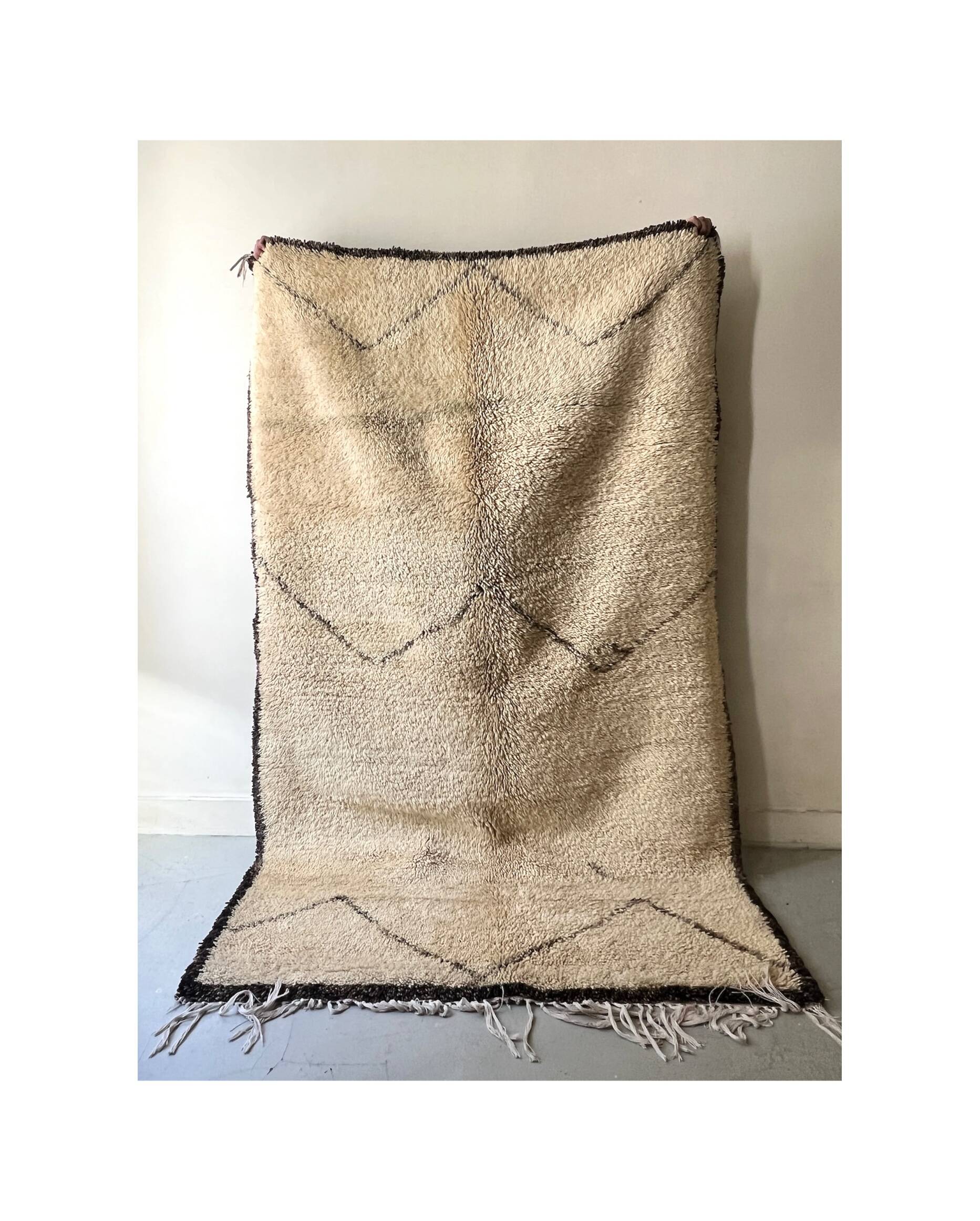 Large ancient Berber rug in ecru and black, 100% pure virgin wool.