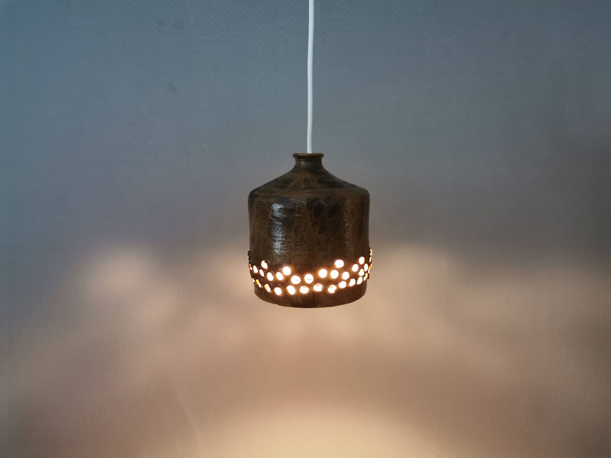 Petite lampe pendante en céramique, danoise, des années 1970-80, dans des tons terre.