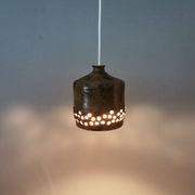 Petite lampe pendante en céramique, danoise, des années 1970-80, dans des tons terre.