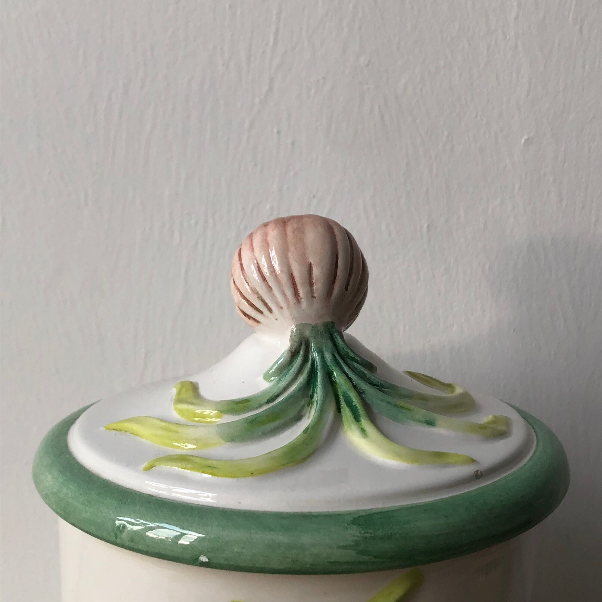Pot with lid in slip decorated with new onions / garlic. Manufacturer: HANDARBEIT Italy