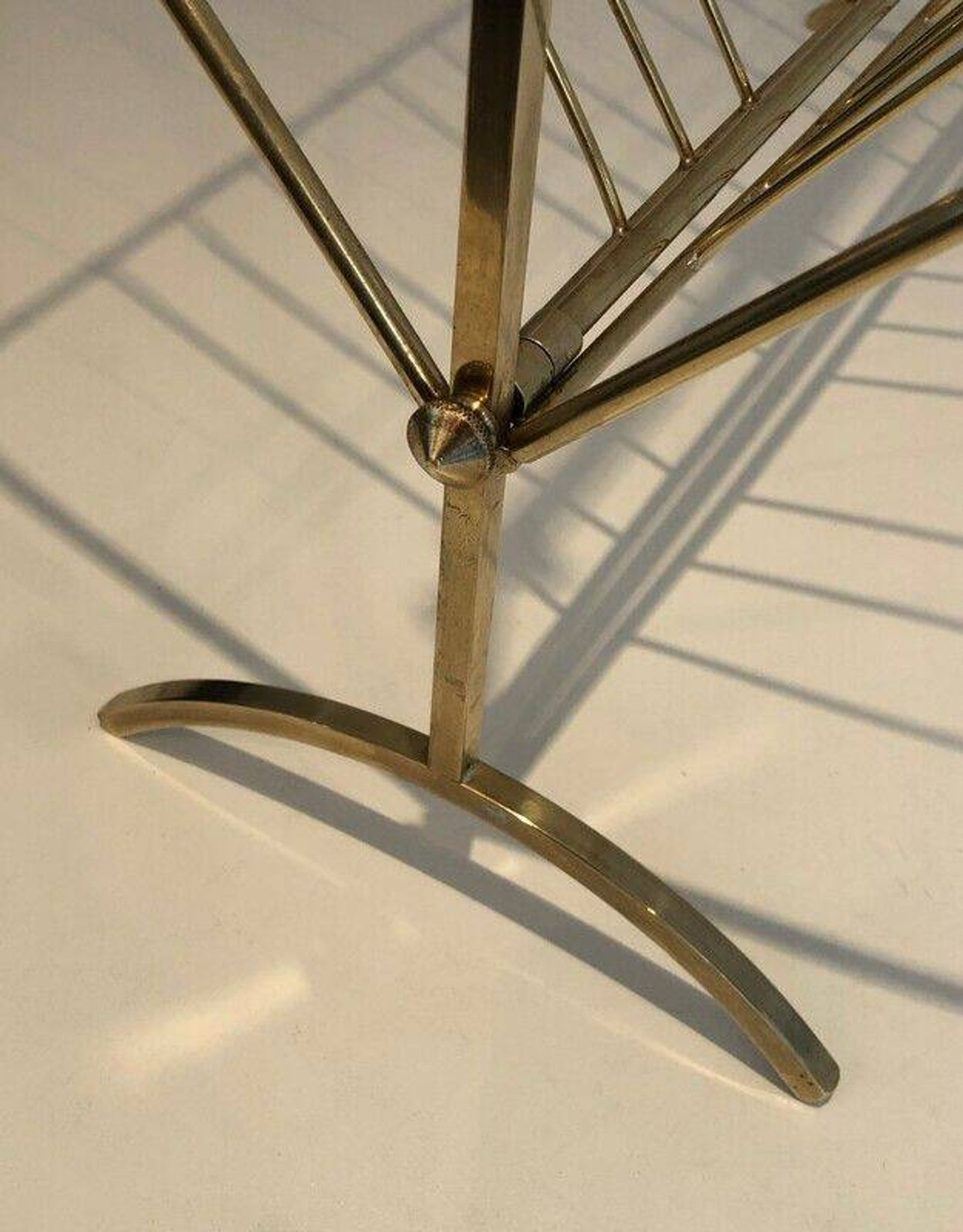 Brass and wood magazine rack, in the style of Cesare Lacca.
