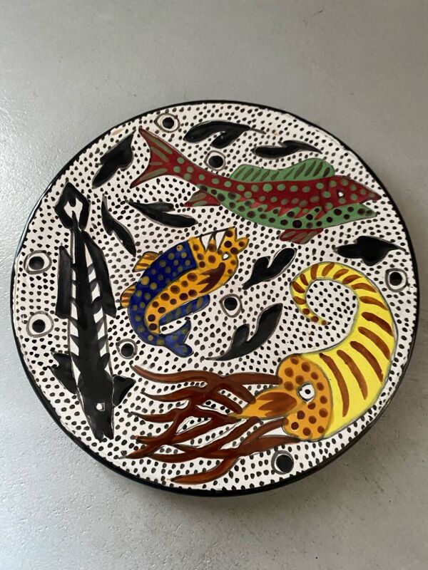 Assiette murale espagnole à décor de poissons, signée