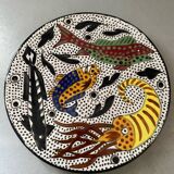 Assiette murale espagnole à décor de poissons, signée