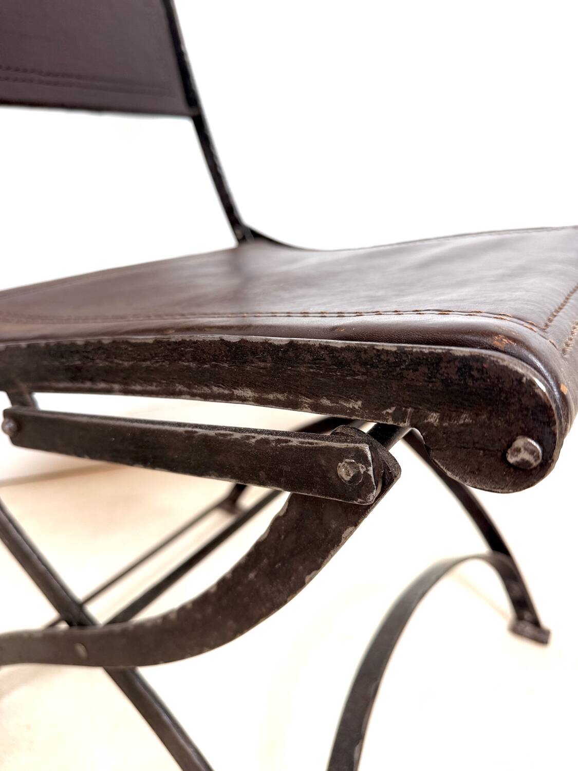 Ensemble de 2 chaises pliantes anciennes en fer forgé et cuir