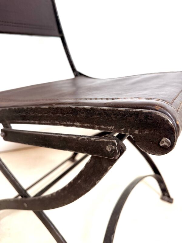 Ensemble de 2 chaises pliantes anciennes en fer forgé et cuir
