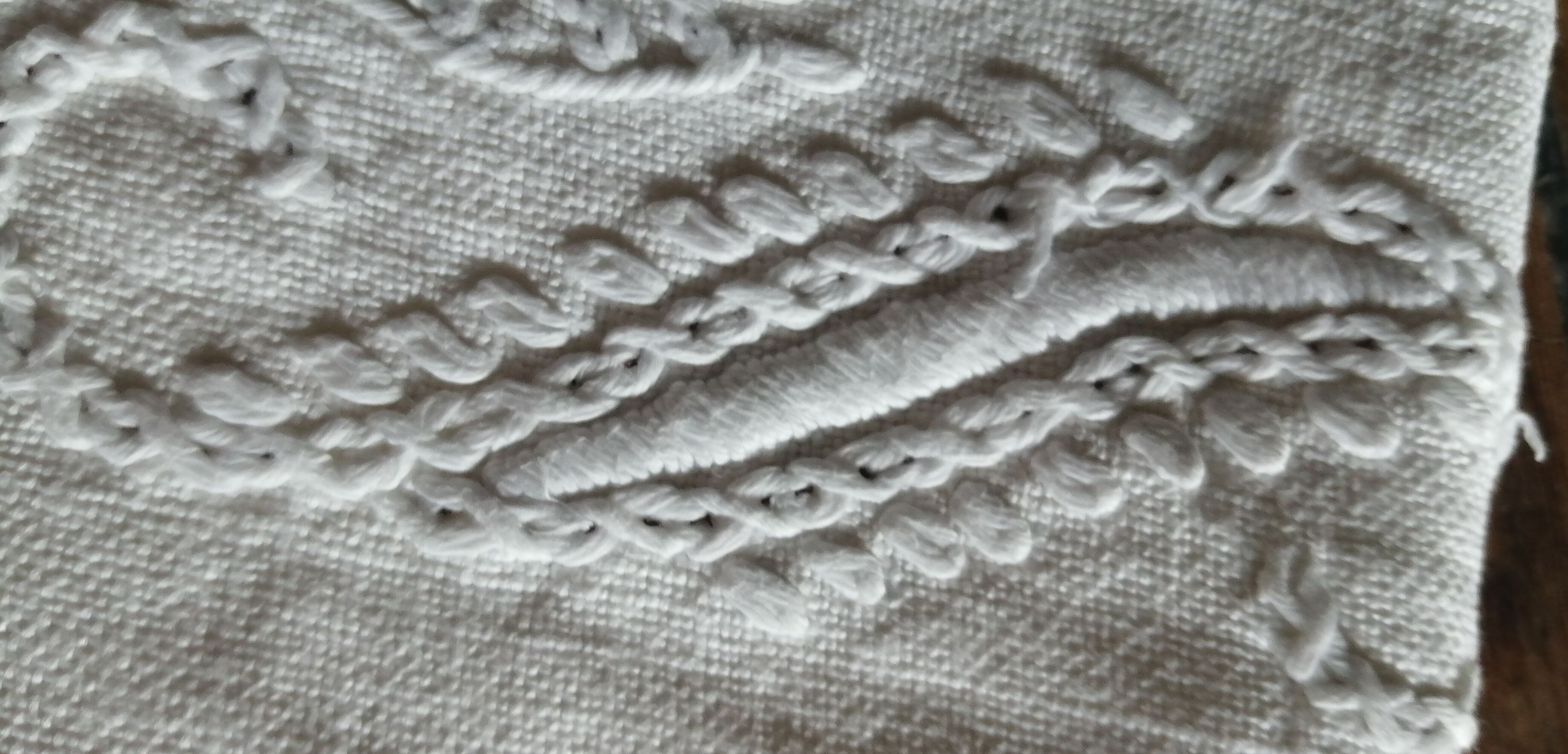 Lot 16 antique napkins embroidered with "bird" motif