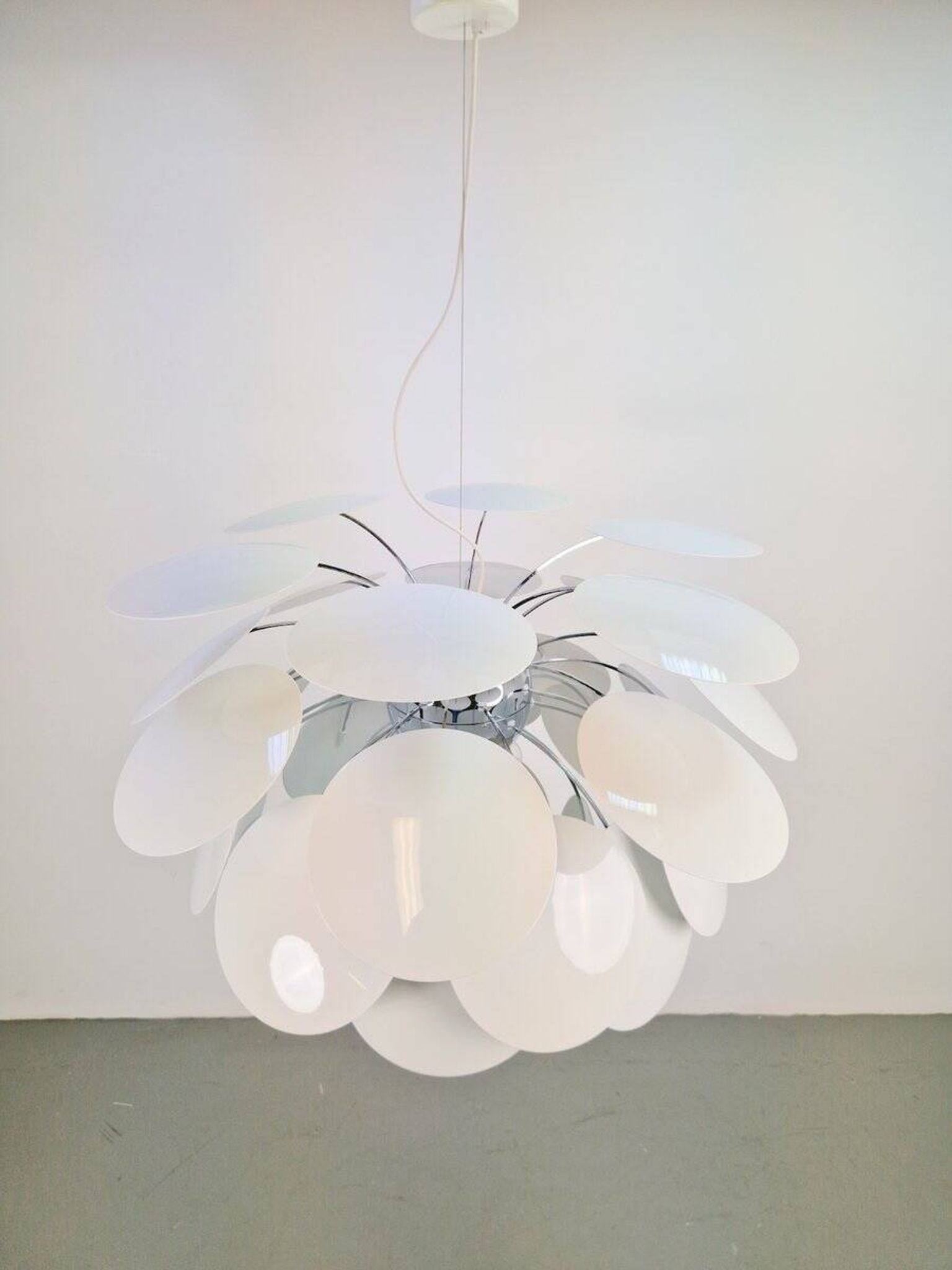 Suspension Discocó blanche par Christophe Mathieu pour Marset, années 2000.