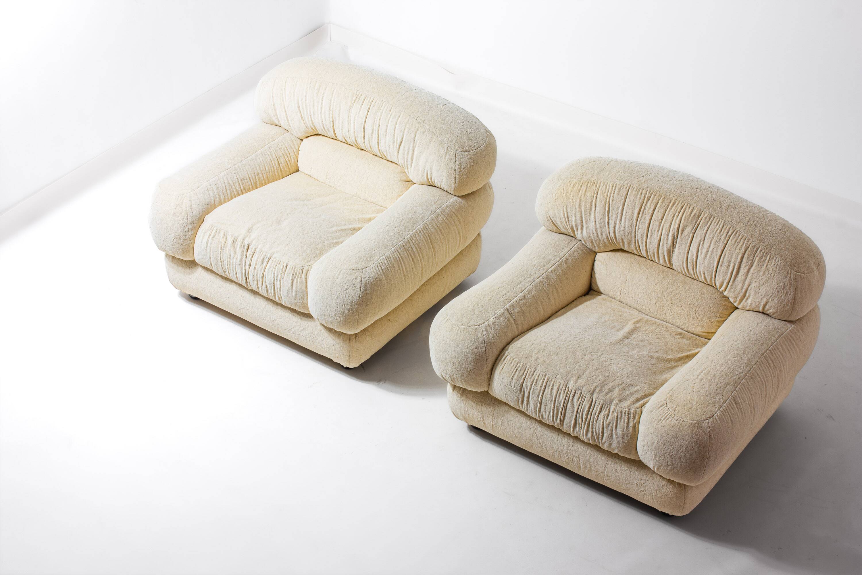 Elegant Italian lounge chairs in cream coloured fabric, 1970s