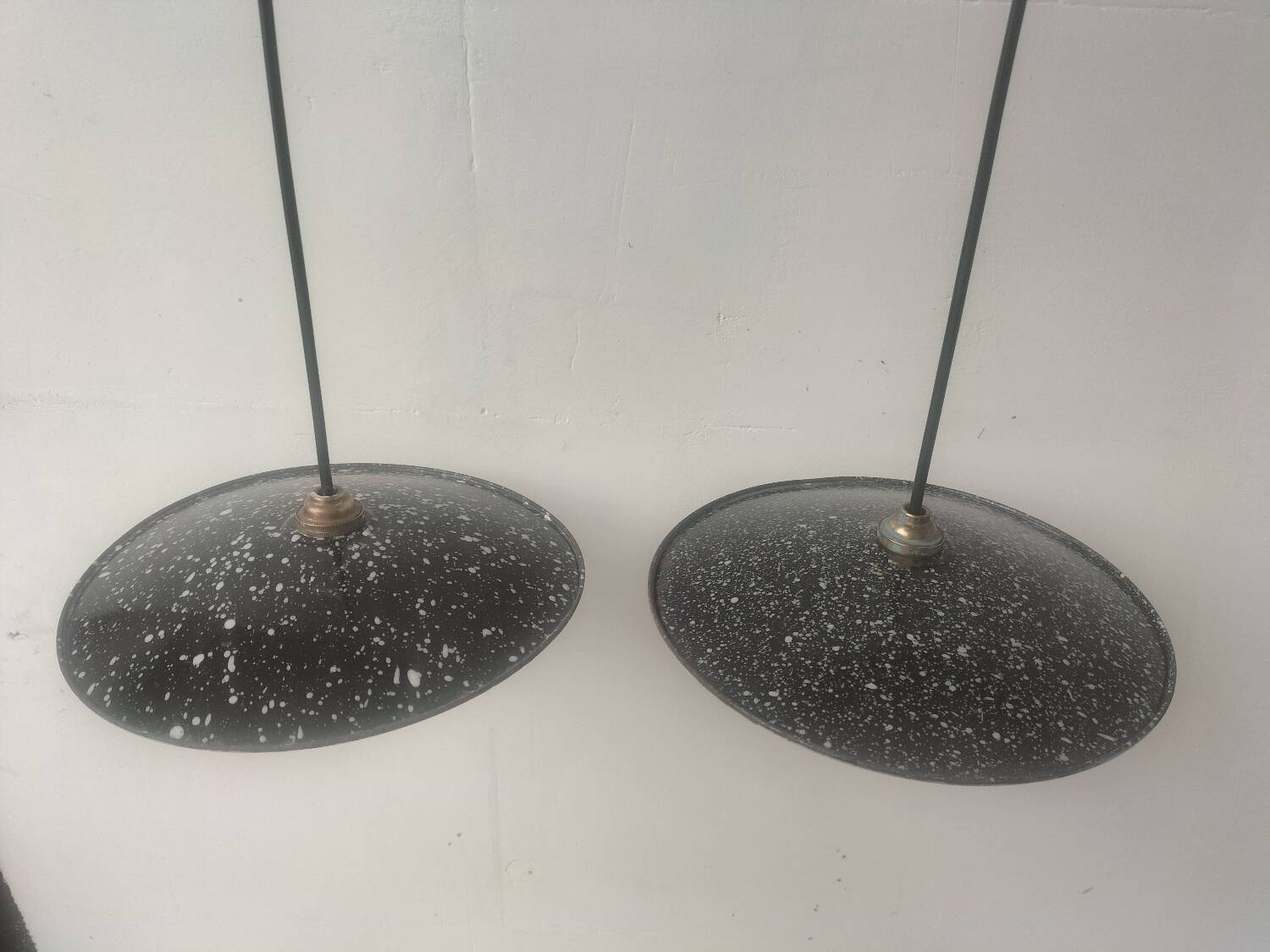 2 enamelled sheet metal suspensions