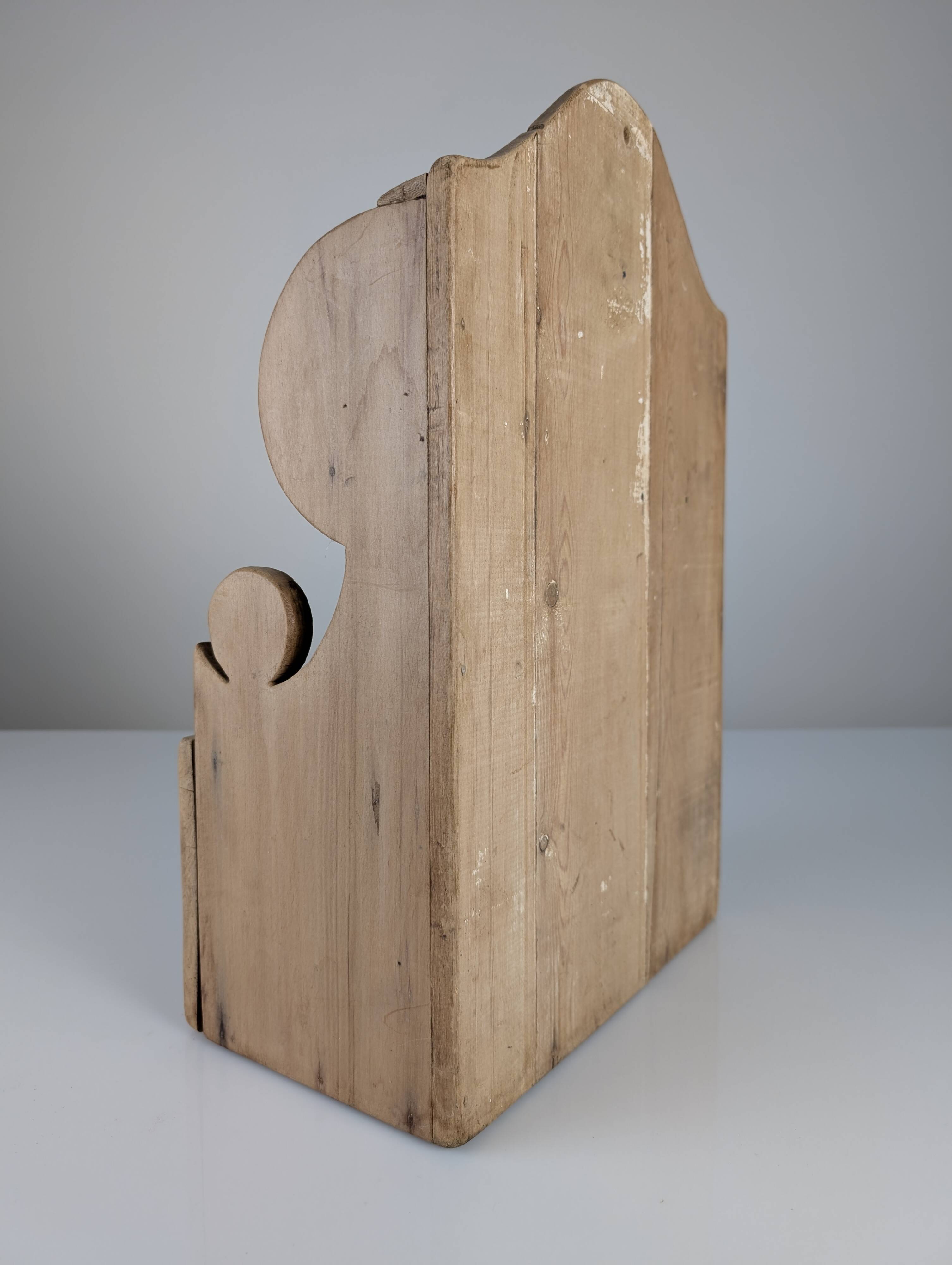 Étagère en pin sculpté à la main, style art populaire, 1 tiroir, 1950