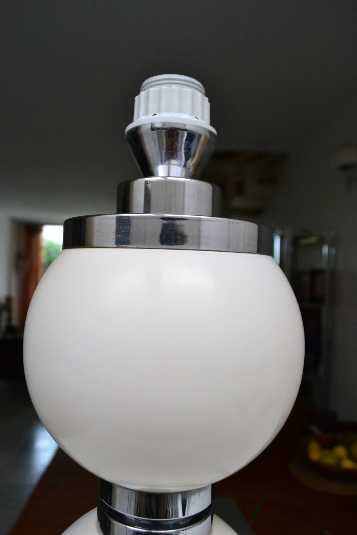 Delmas lamp base in white metal and chrome from the 70s