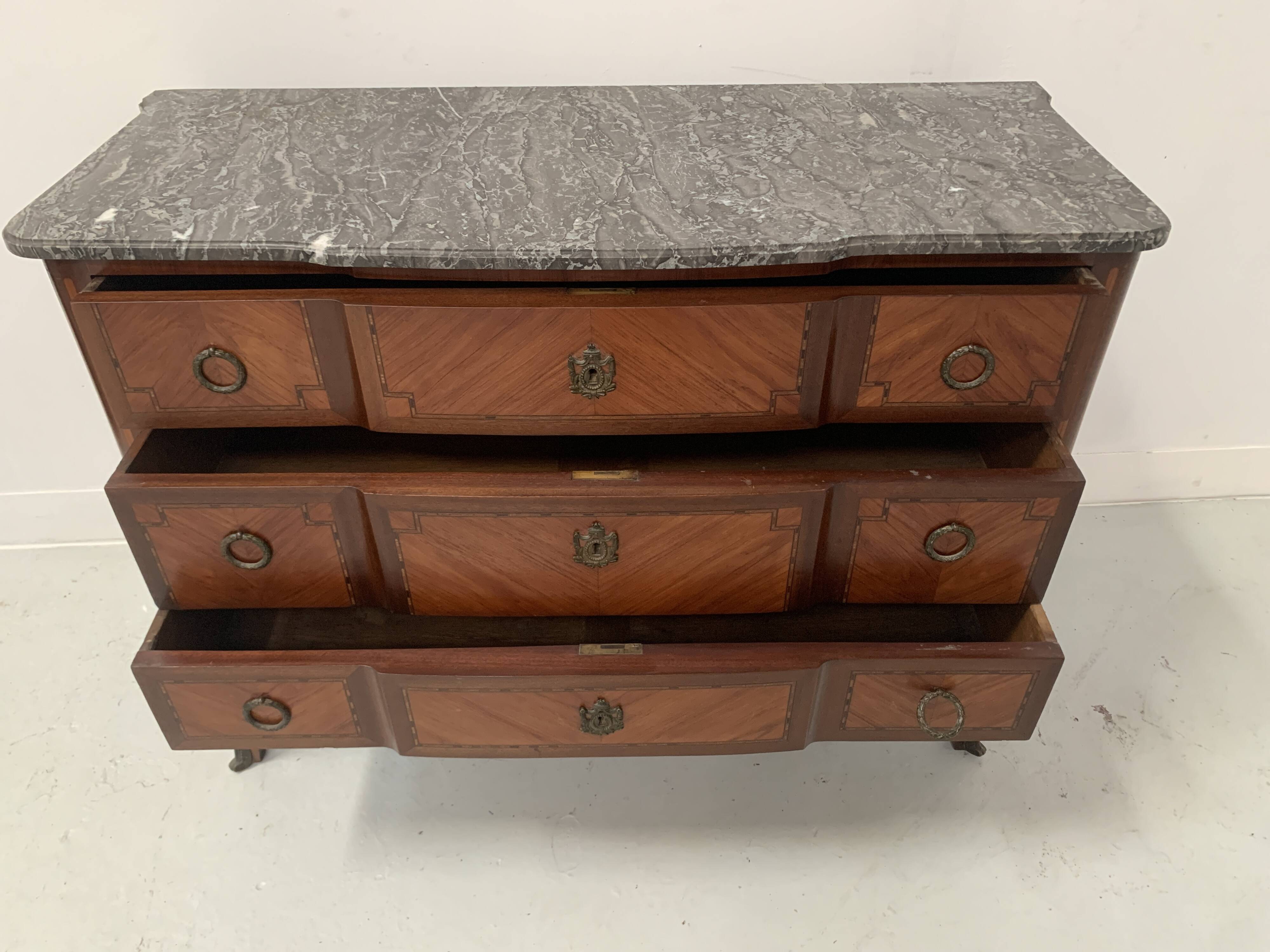 Transition style chest of drawers in mahogany and rosewood, 20th century