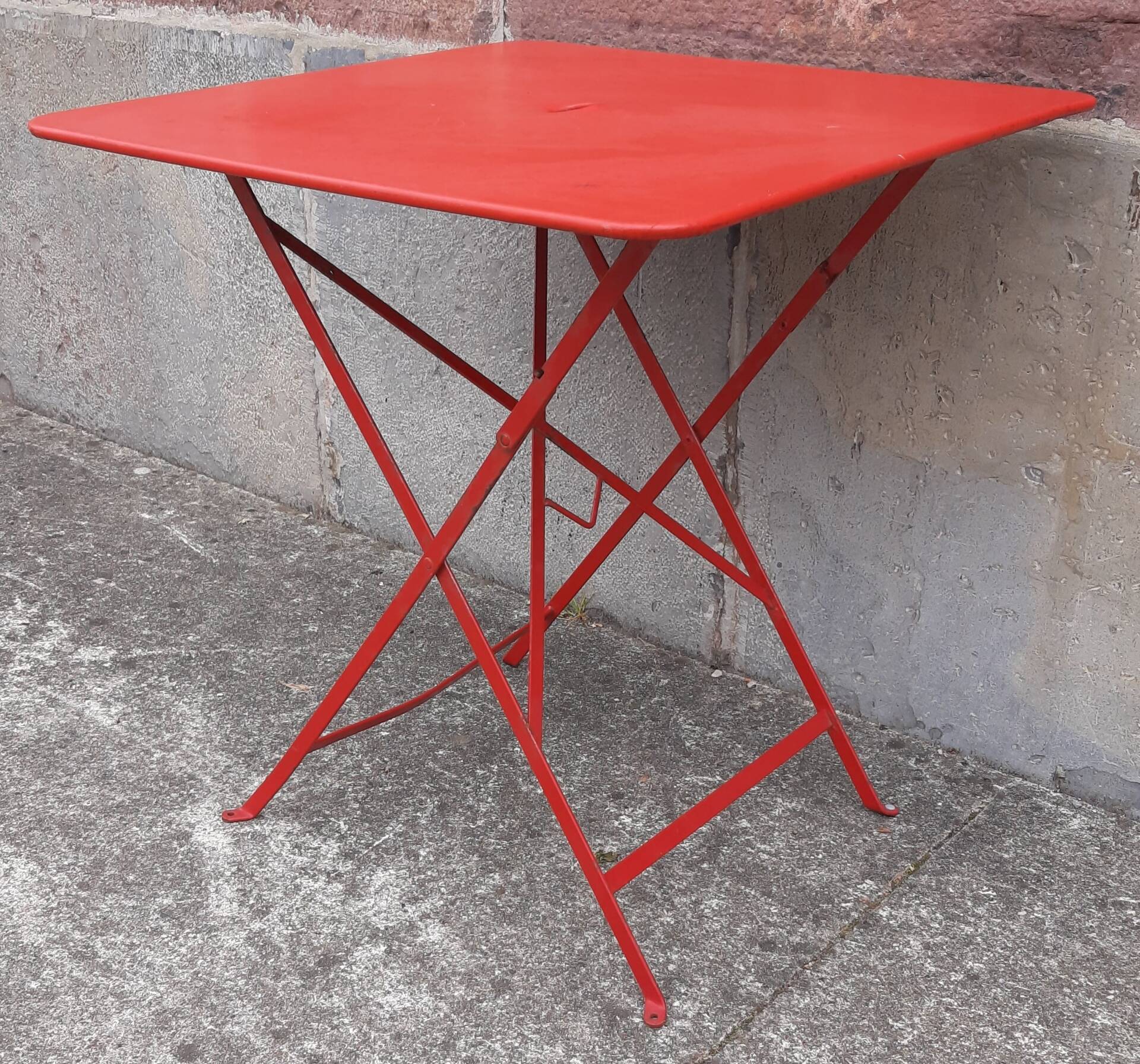 Folding bistro or garden table, made of metal. (Individually or in sets)