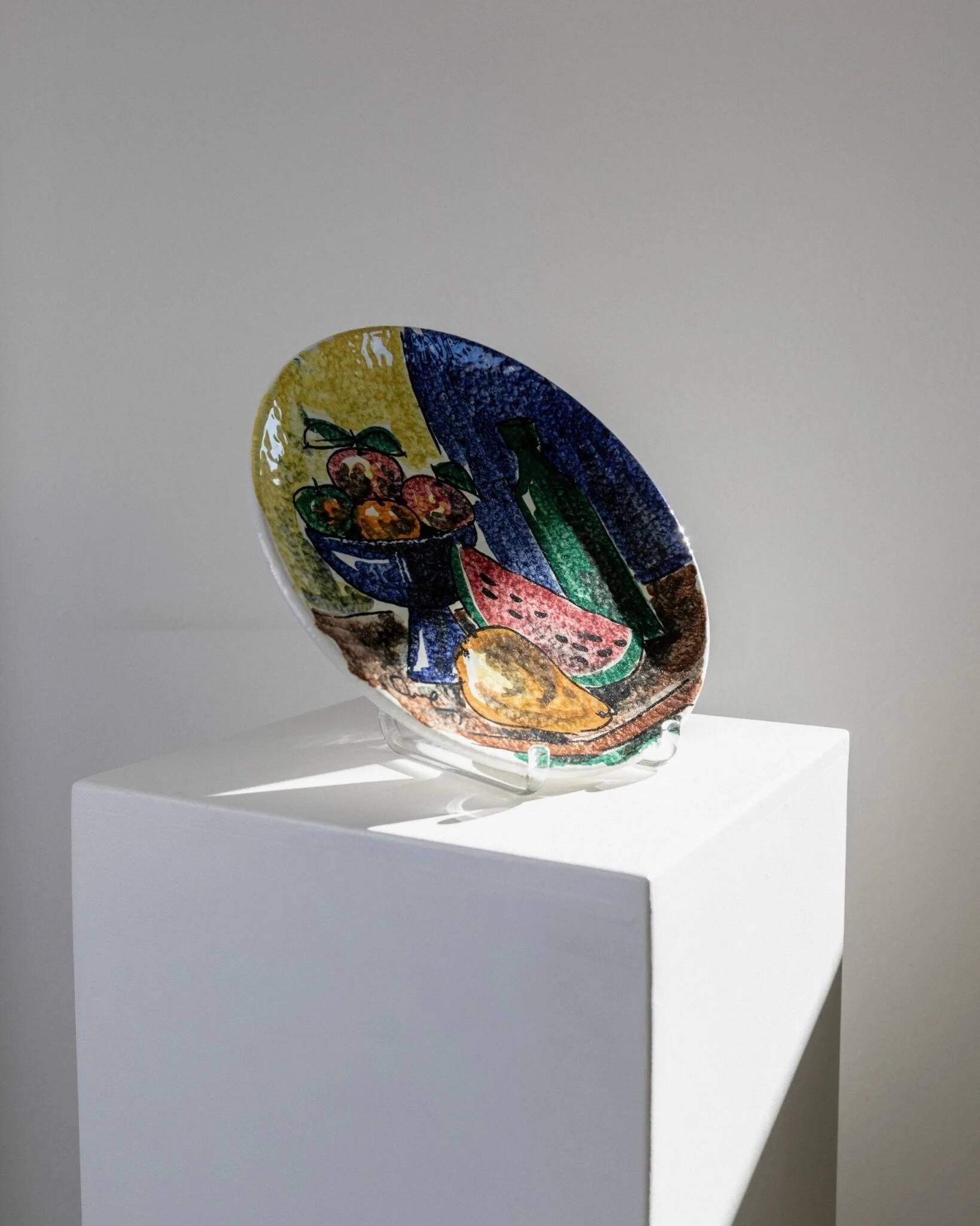 Multicolored hand-painted ceramic wall plate with 1960s Italian fruit motif, signed Stile