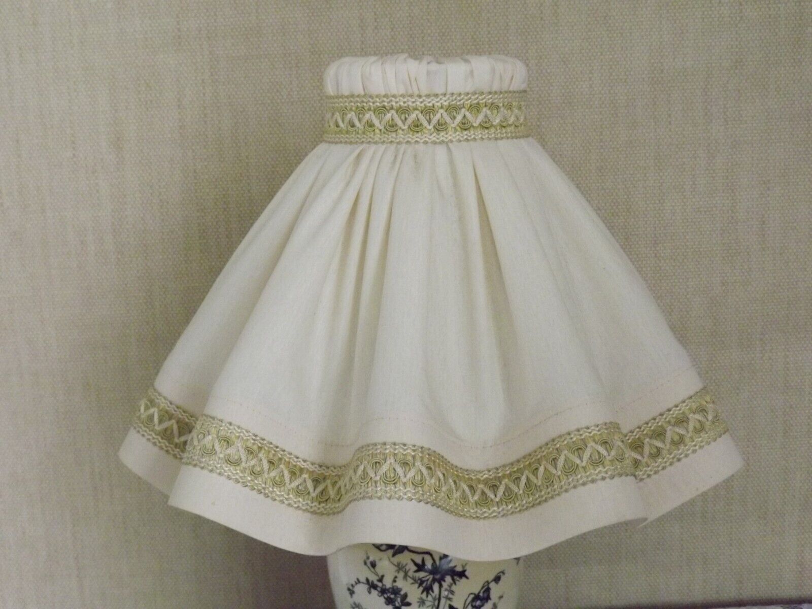 Lampe de table en porcelaine et laiton