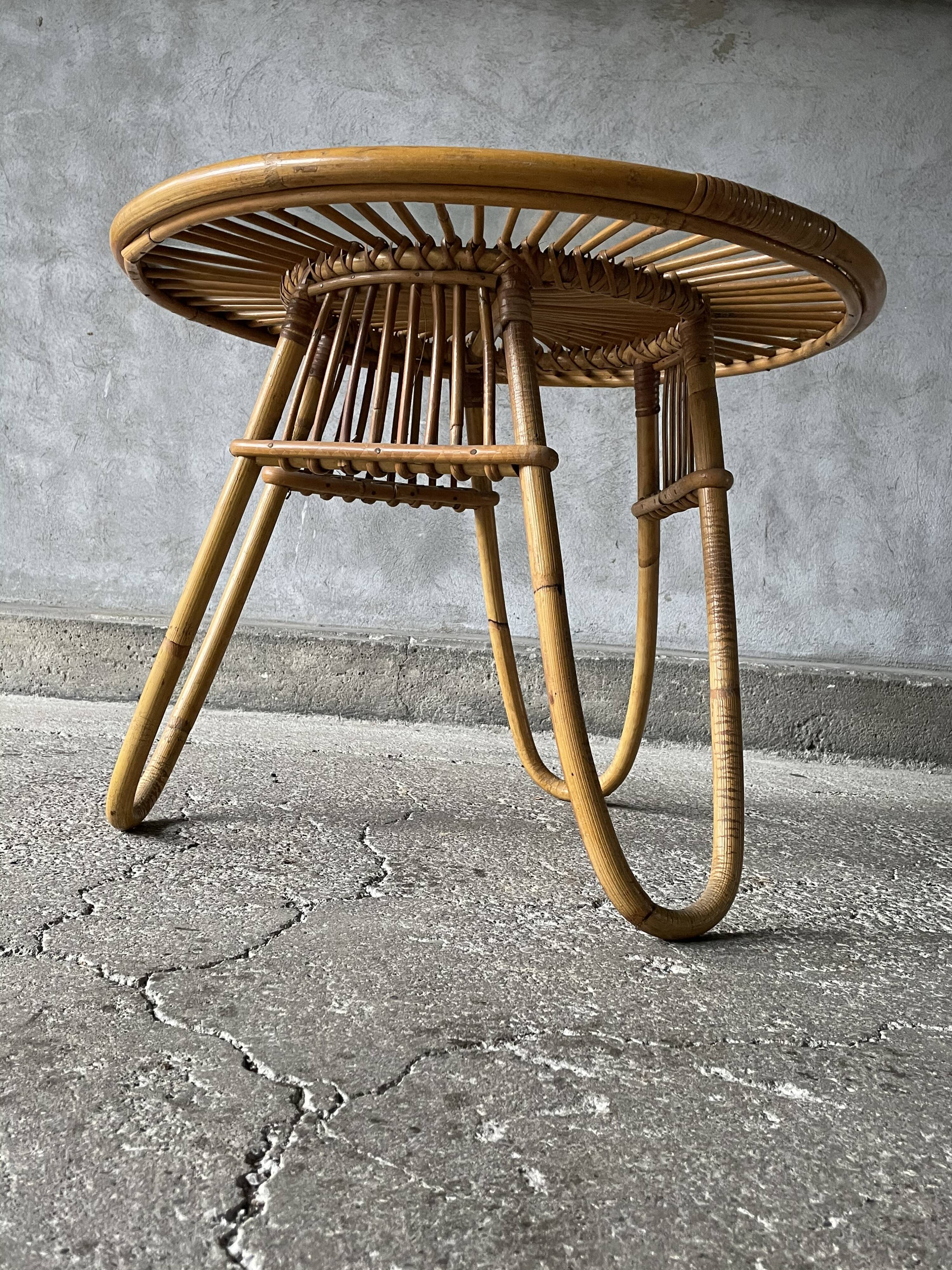 Round coffee table in rattan and glass tray