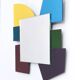 Miroir coloré de forme irrégulière dans le style d'Ettore Sottsass