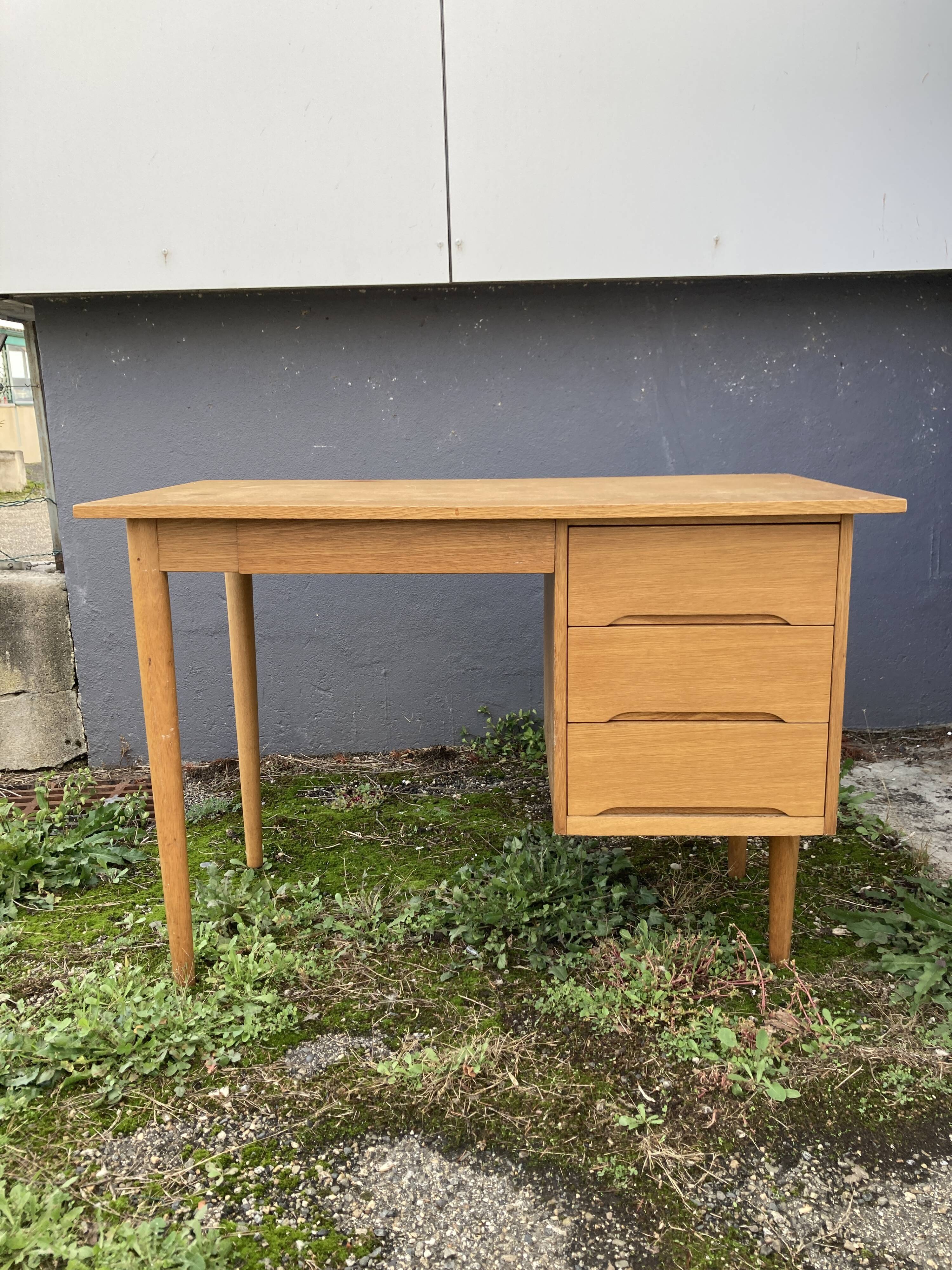 Scandinavian desk with drawer box