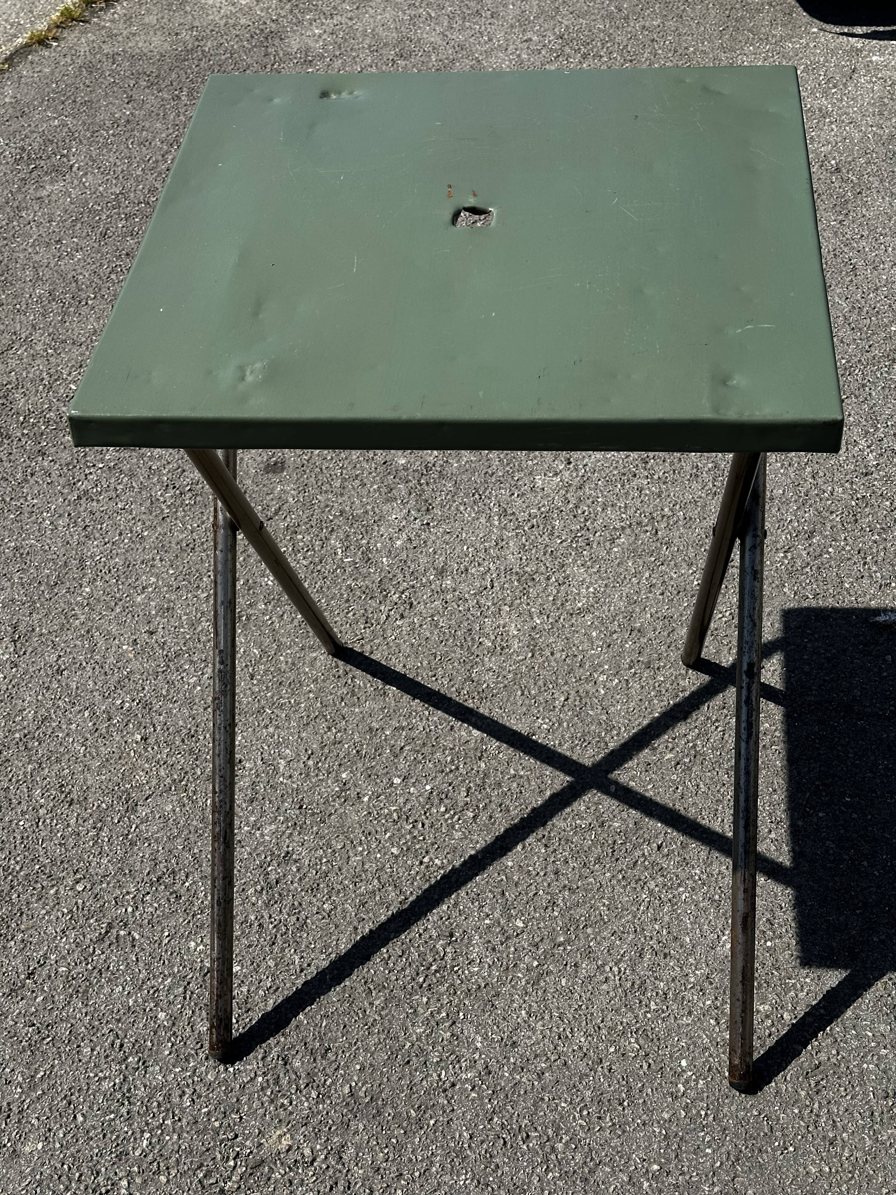Table de jardin ou bistro pliante en tôle kaki début années 50