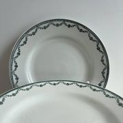 12 assiettes plates en faïence de Saint Amand