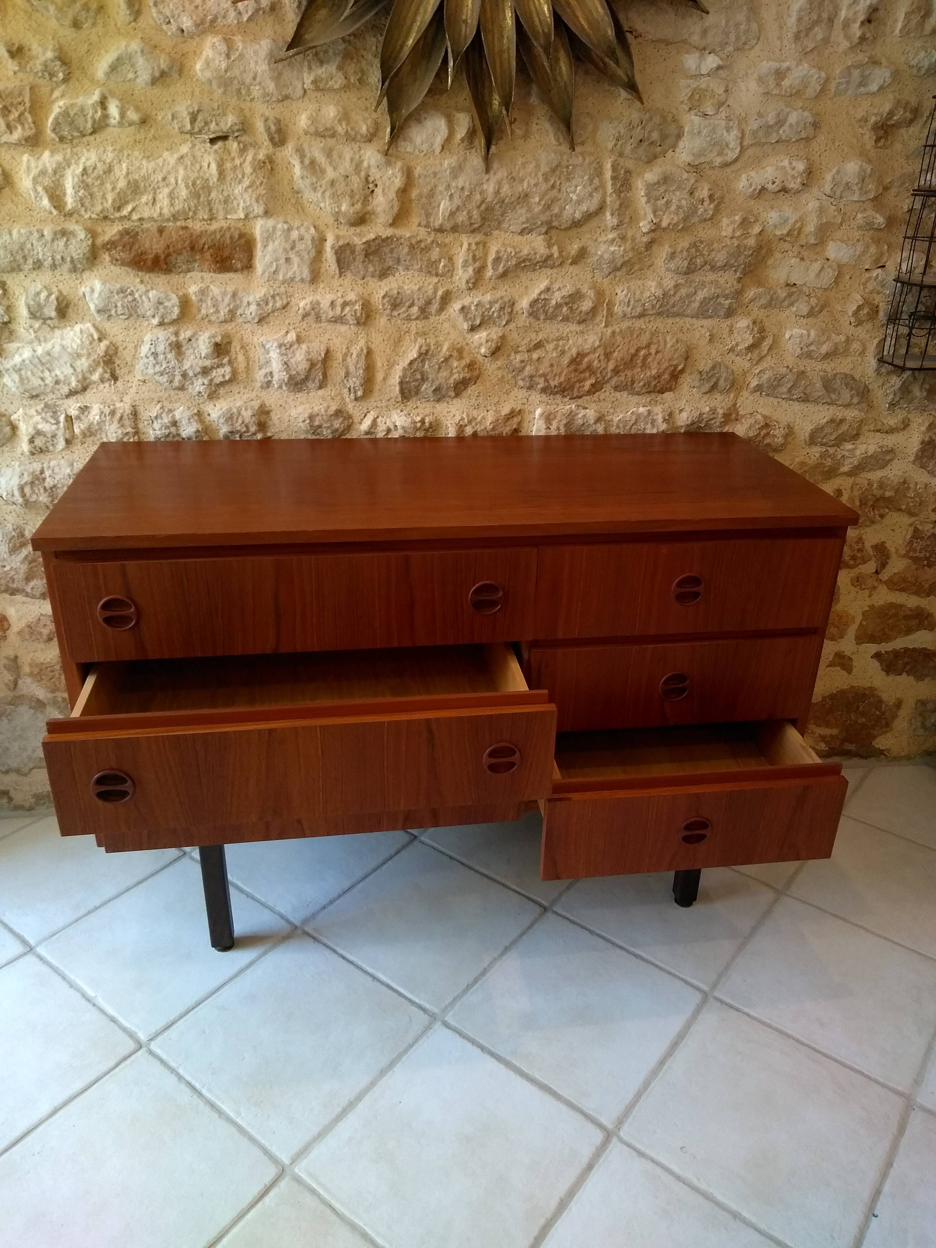 Scandinavian commodus/hairdresser