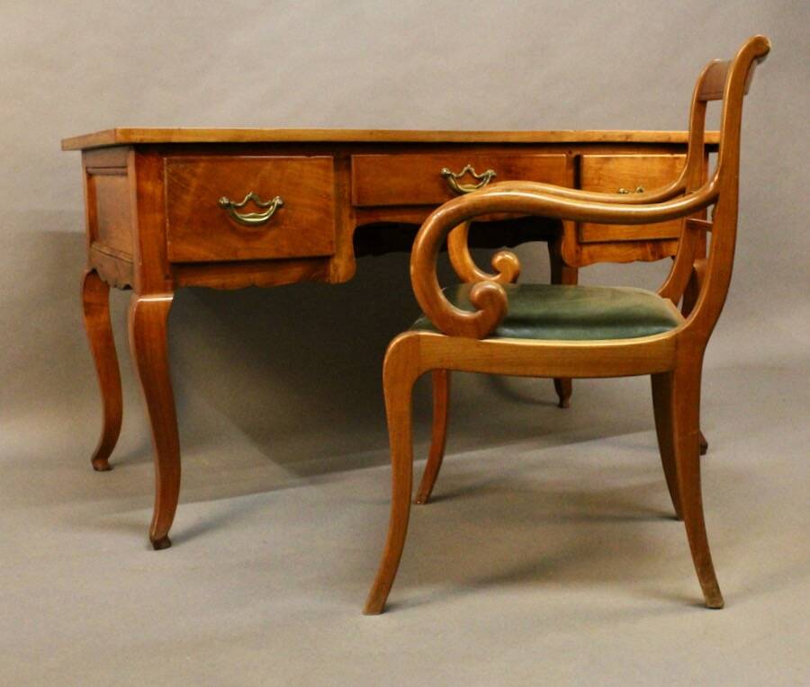 Bureau plat en merisier et son fauteuil