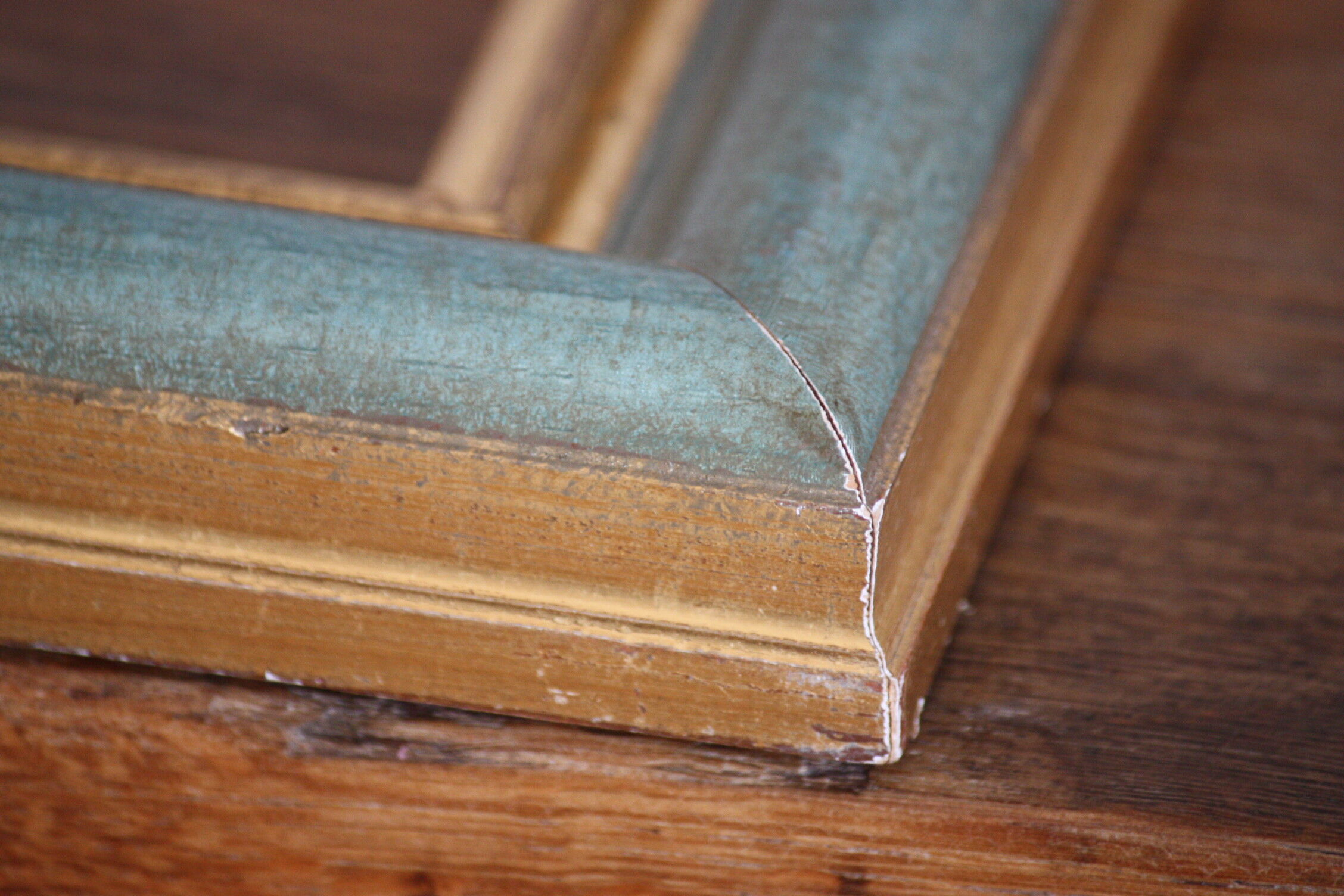 Frame in gilded and green wood
