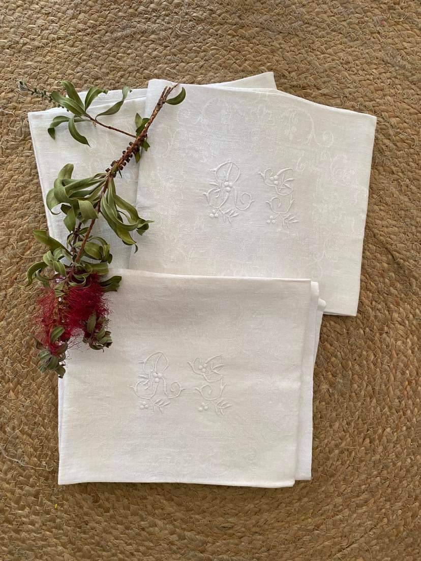 12 napkins in linen damask embroidered RG late 19th century.