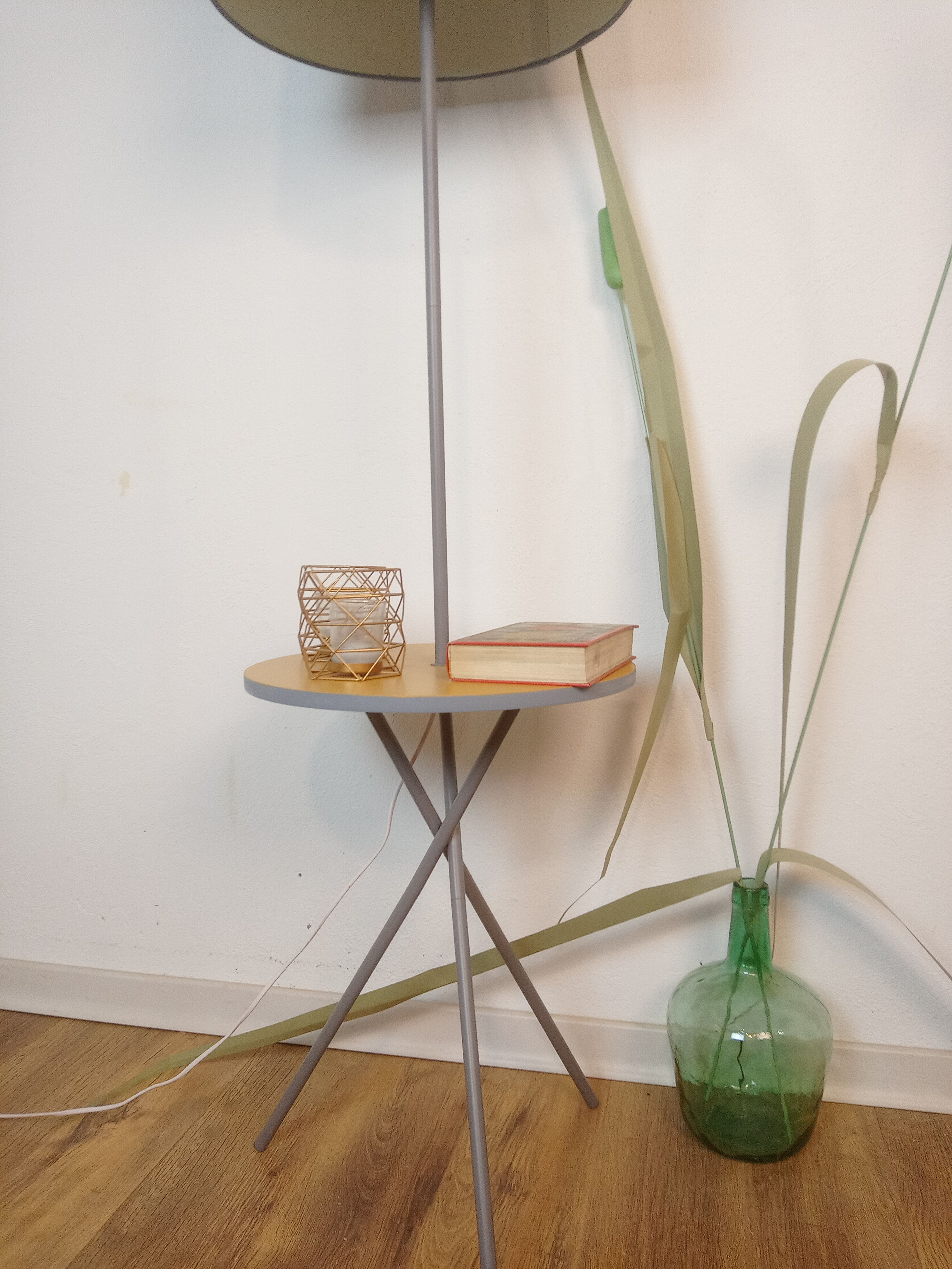 Vintage tripod lampfloor