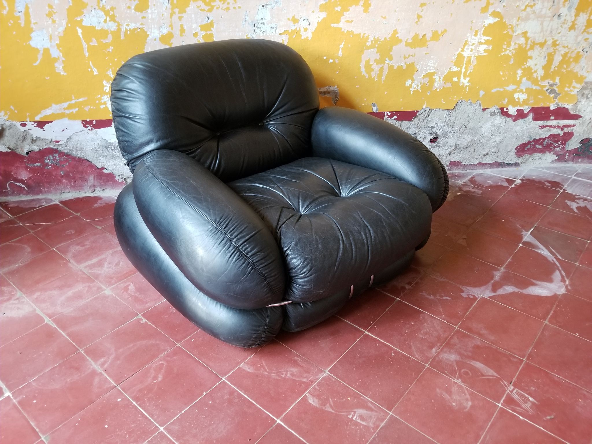 Set of 2 okay black leather lounge chairs by Adriano Piazzesi, 1970