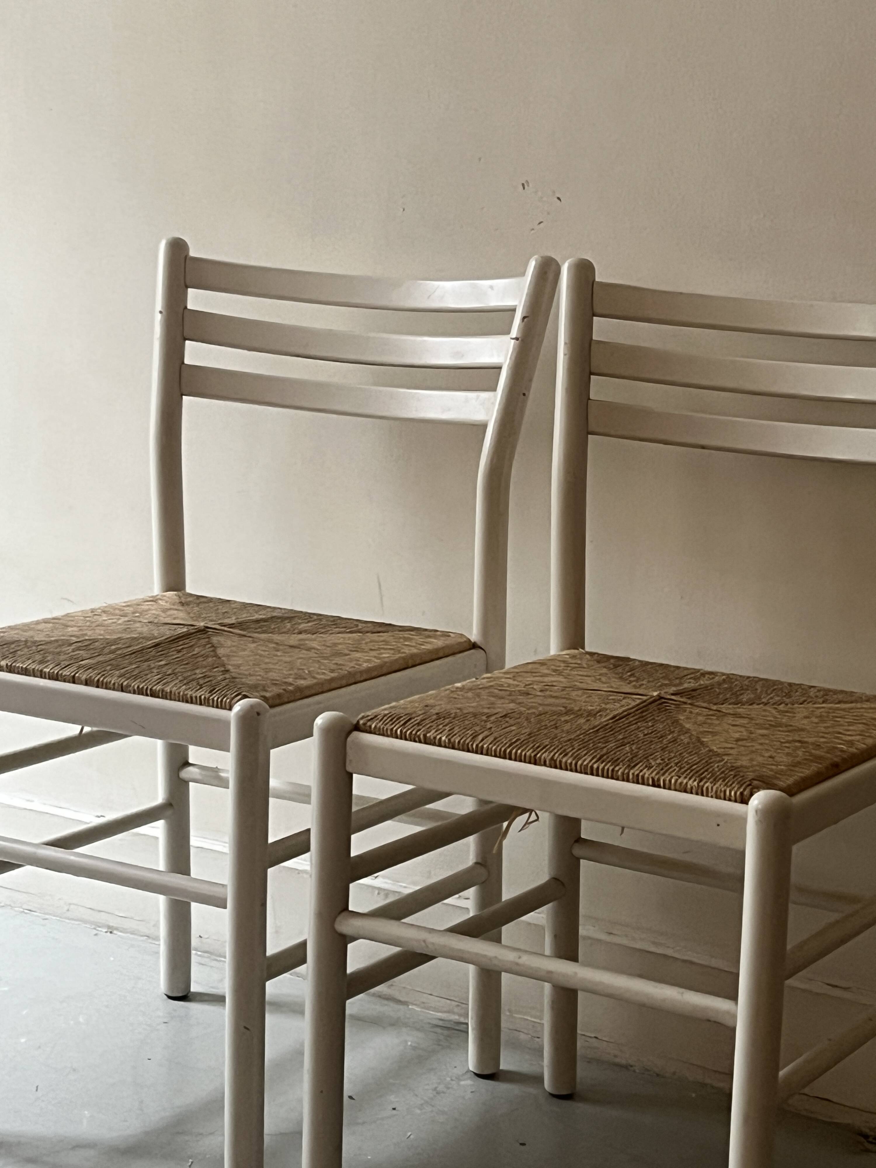 Paire de chaises vintage en bois blanc et paille