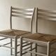 Paire de chaises vintage en bois blanc et paille