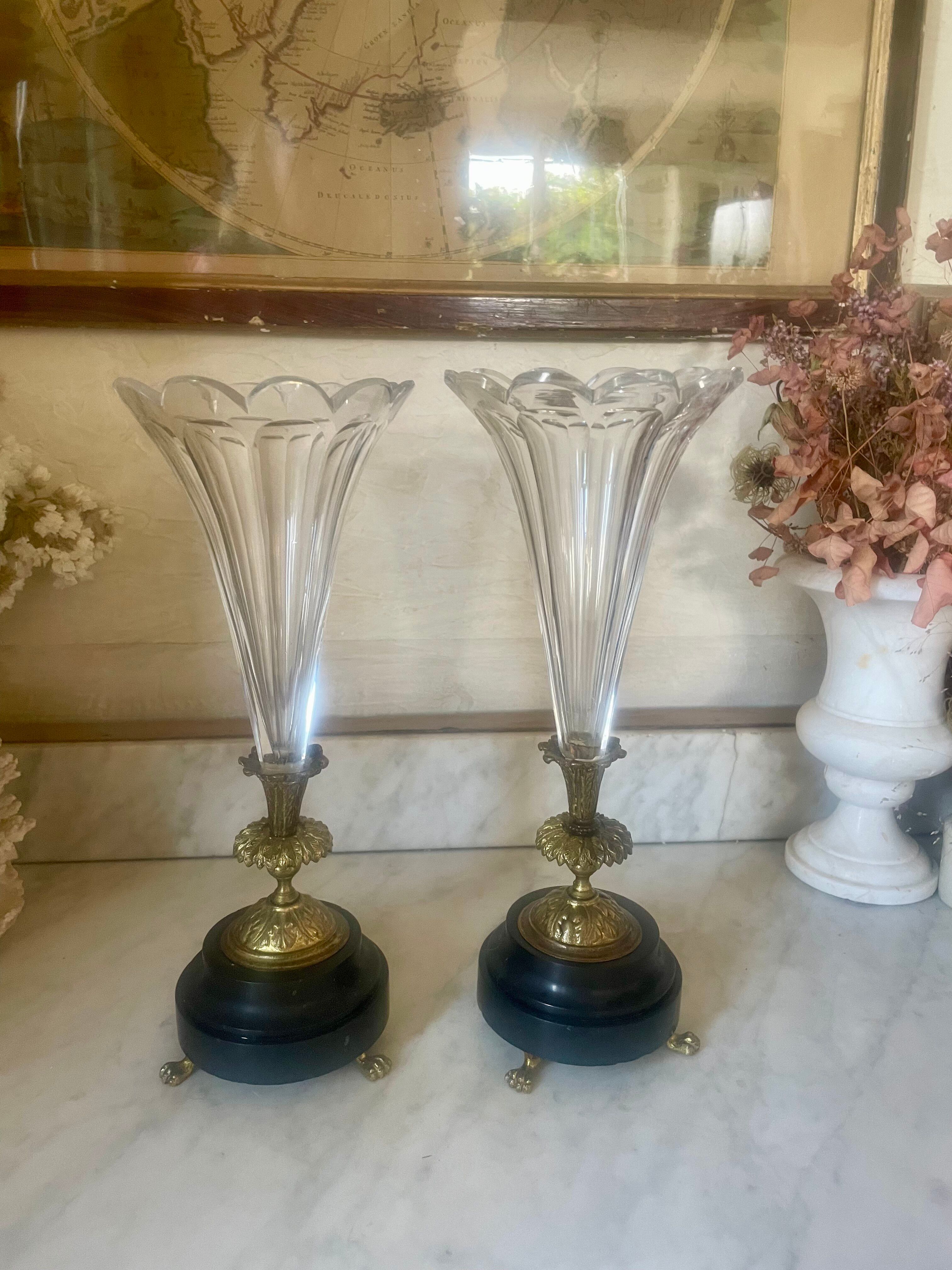 Paire de vases cornets cristal, onyx et bronze