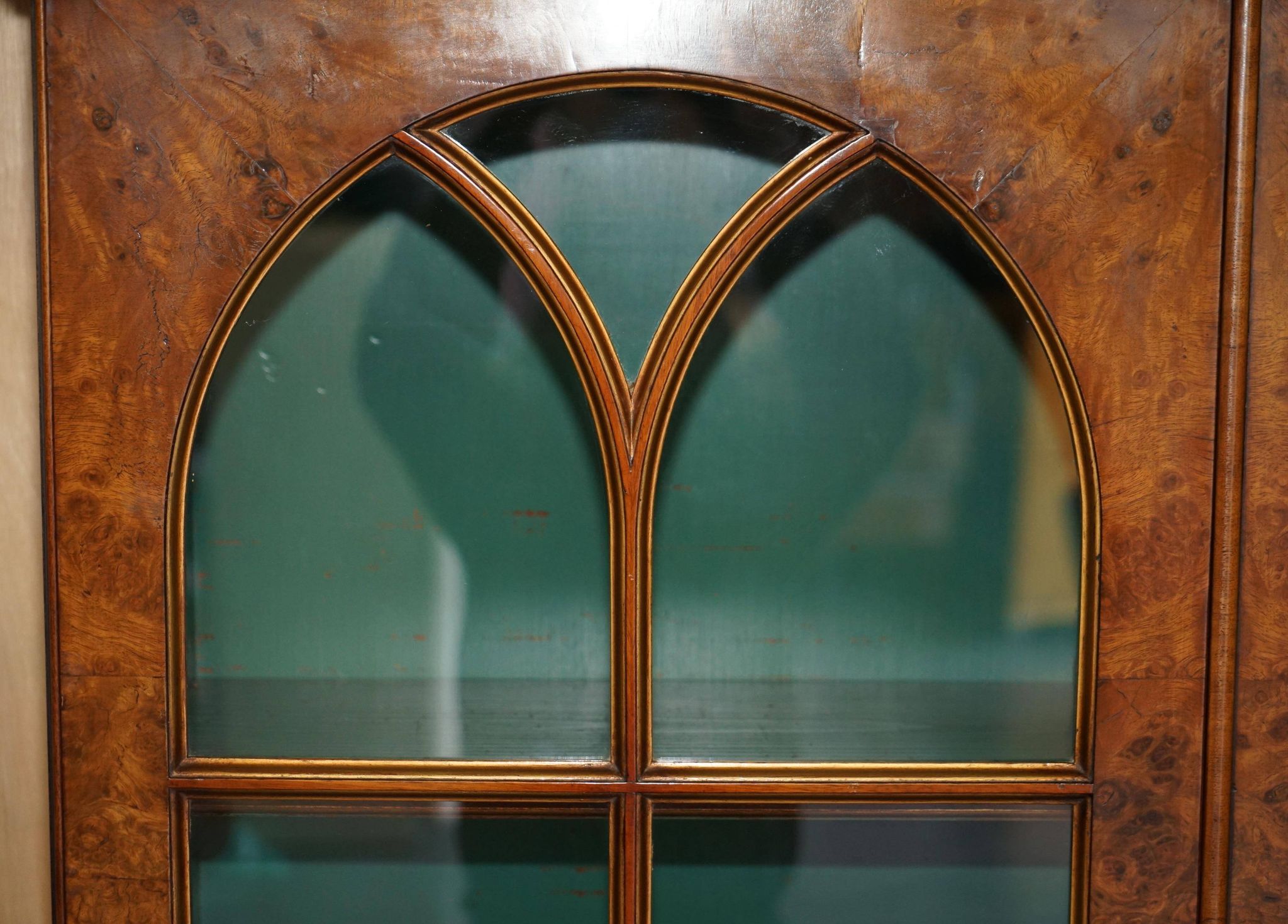 Bibliothèque victorienne en noyer loupe avec portes vitrées gothiques