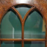 Bibliothèque victorienne en noyer loupe avec portes vitrées gothiques