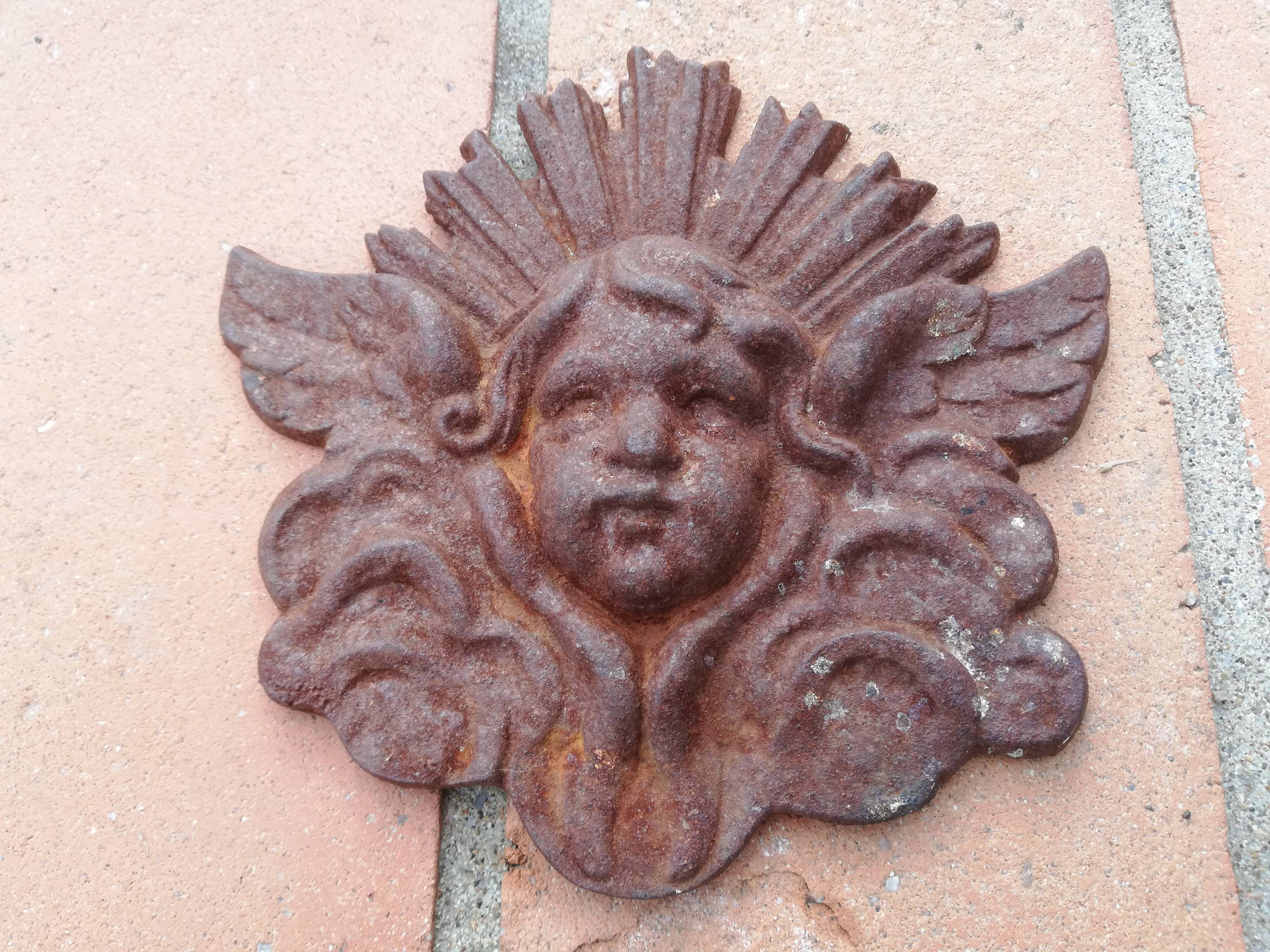 2 cast iron decorations