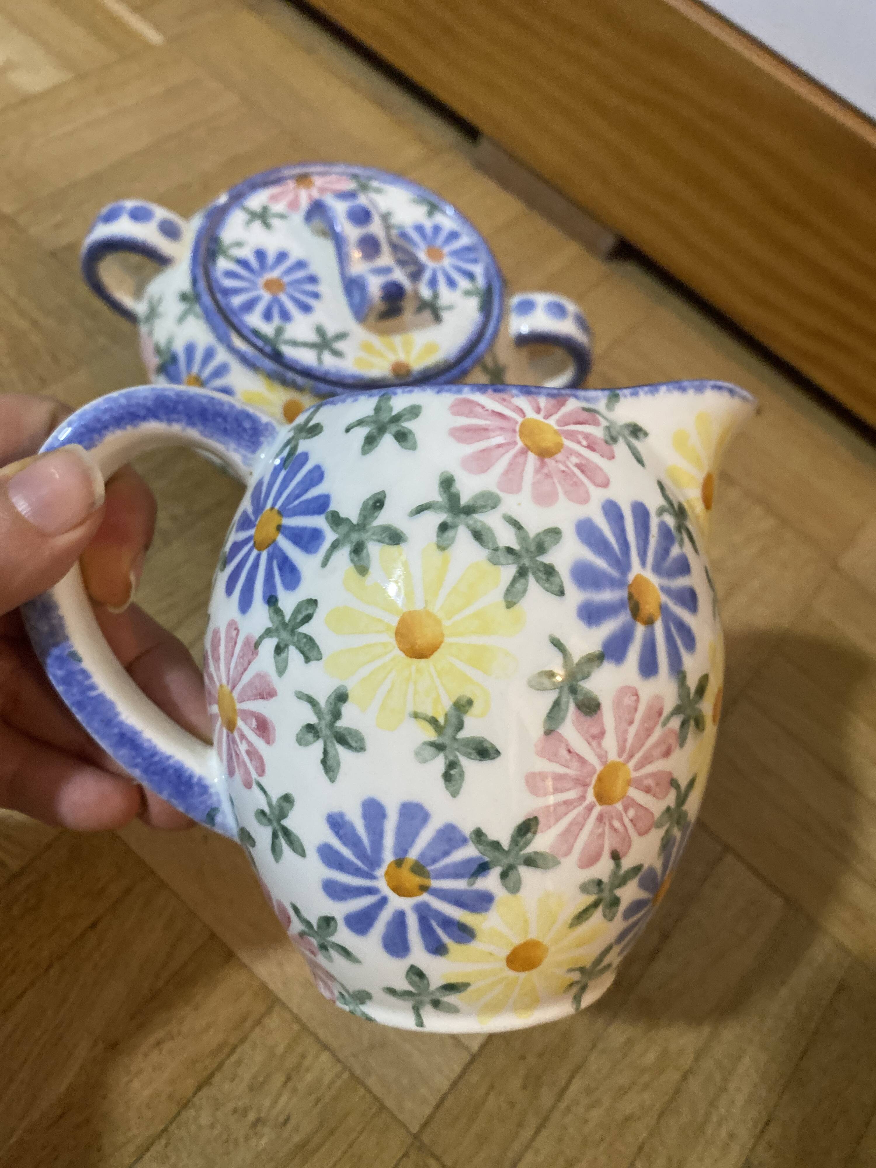 Cream pot and sugar bowl set from the 1930s.