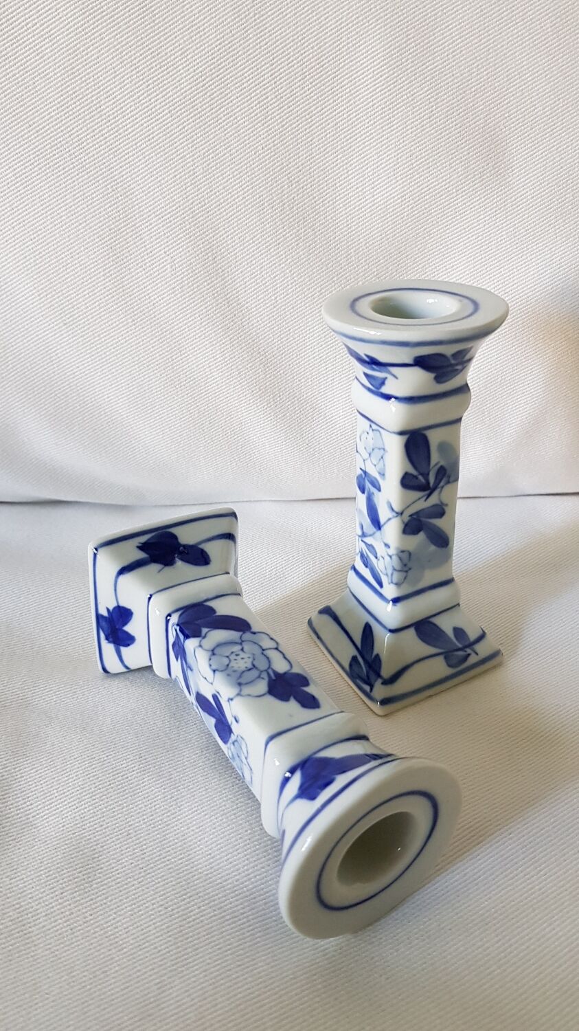Set of 2 ceramic candle holders in white blue floral pattern