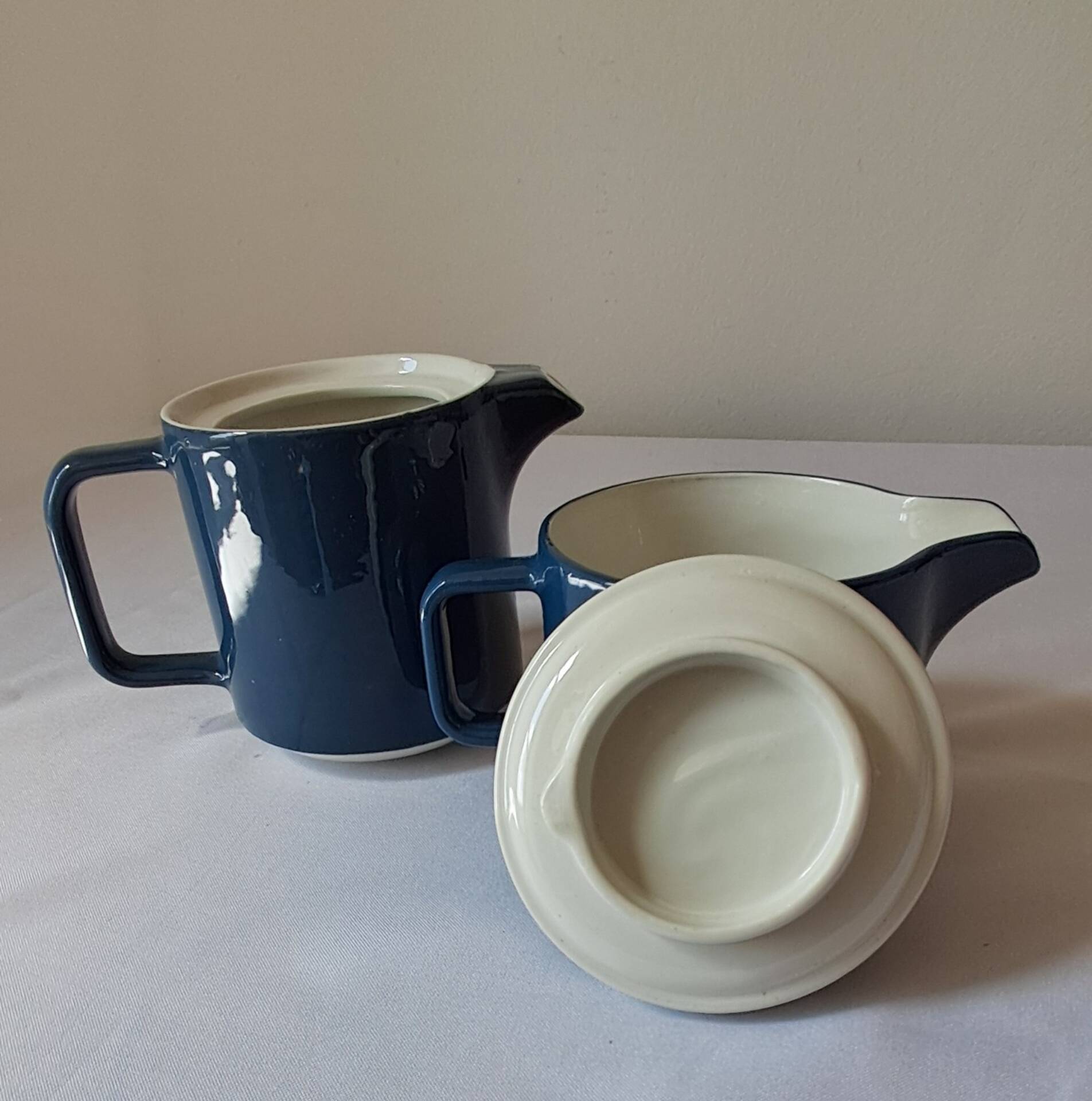 Teapot and milk jug, selfish, stackable. Sarreguemines. 1980s.