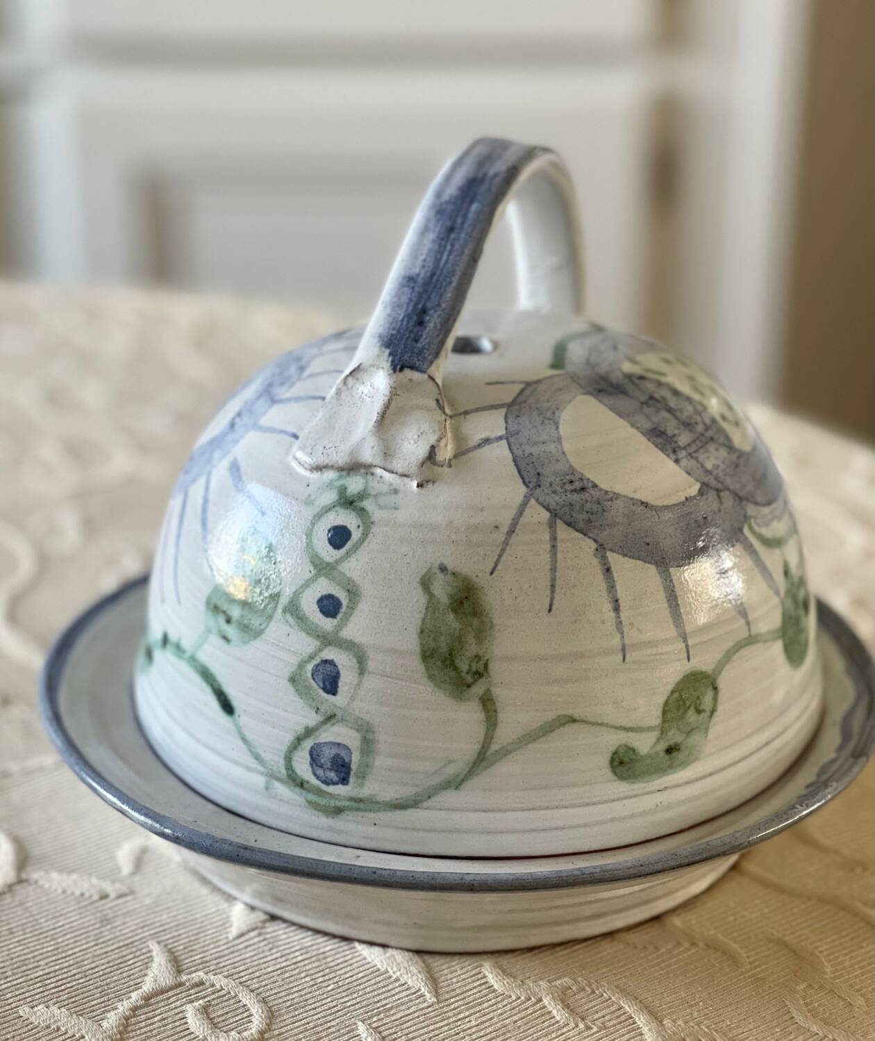 Cheese dome in stoneware.