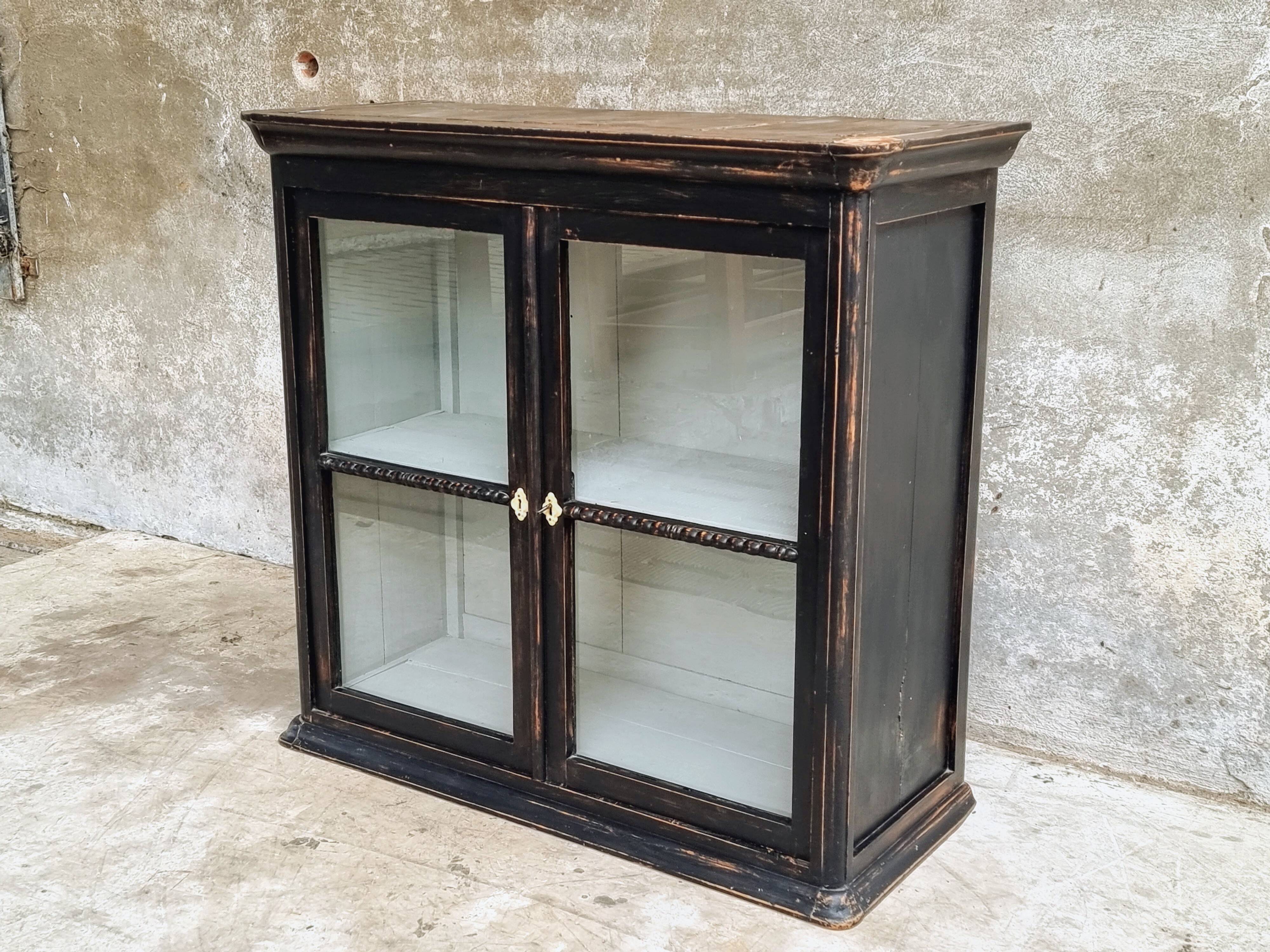 Vitrine antique, armoire suspendue, bois de pin, noir mat