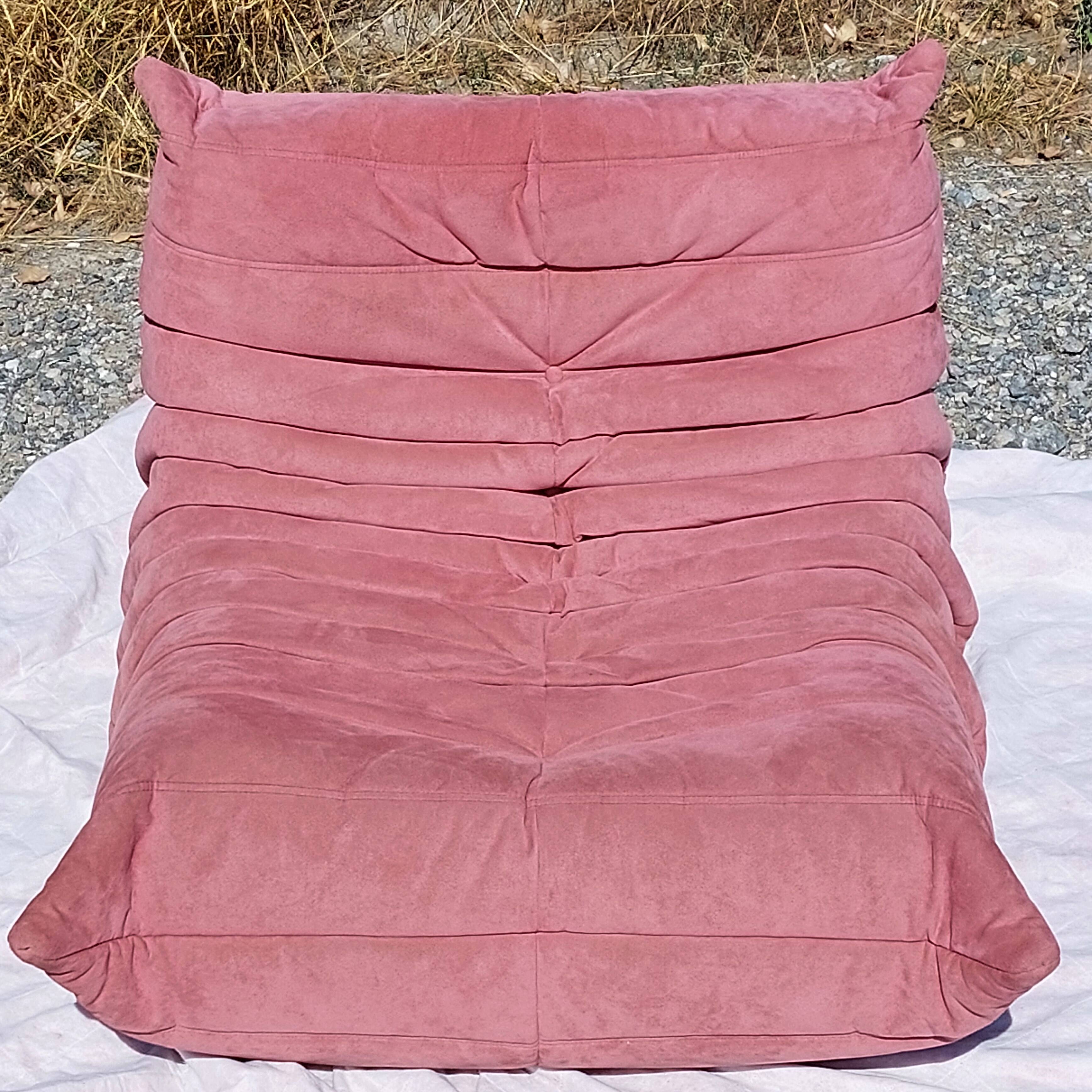 Chauffeuse Togo en velours vieux rose - Ligne Roset