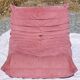 Chauffeuse Togo en velours vieux rose - Ligne Roset