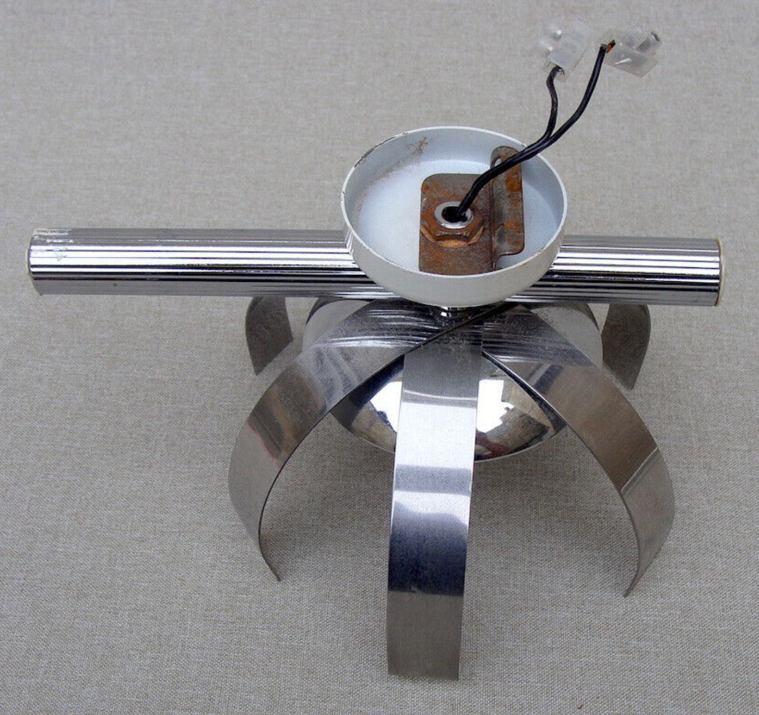 Pair of wall lamps "Fleur de lumière" Trocmé chromed aluminum, 70s