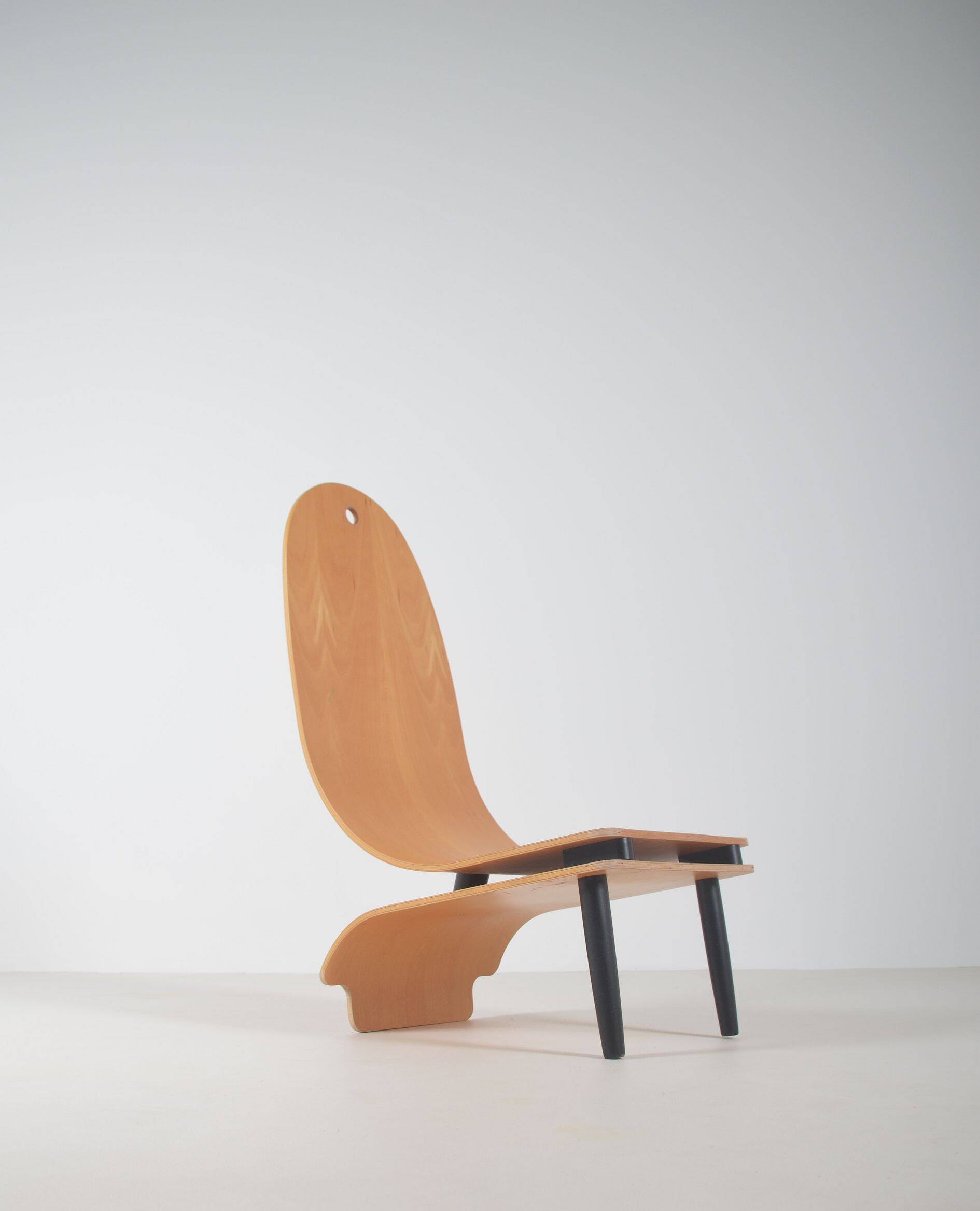 Chaise longue en bois au design danois unique