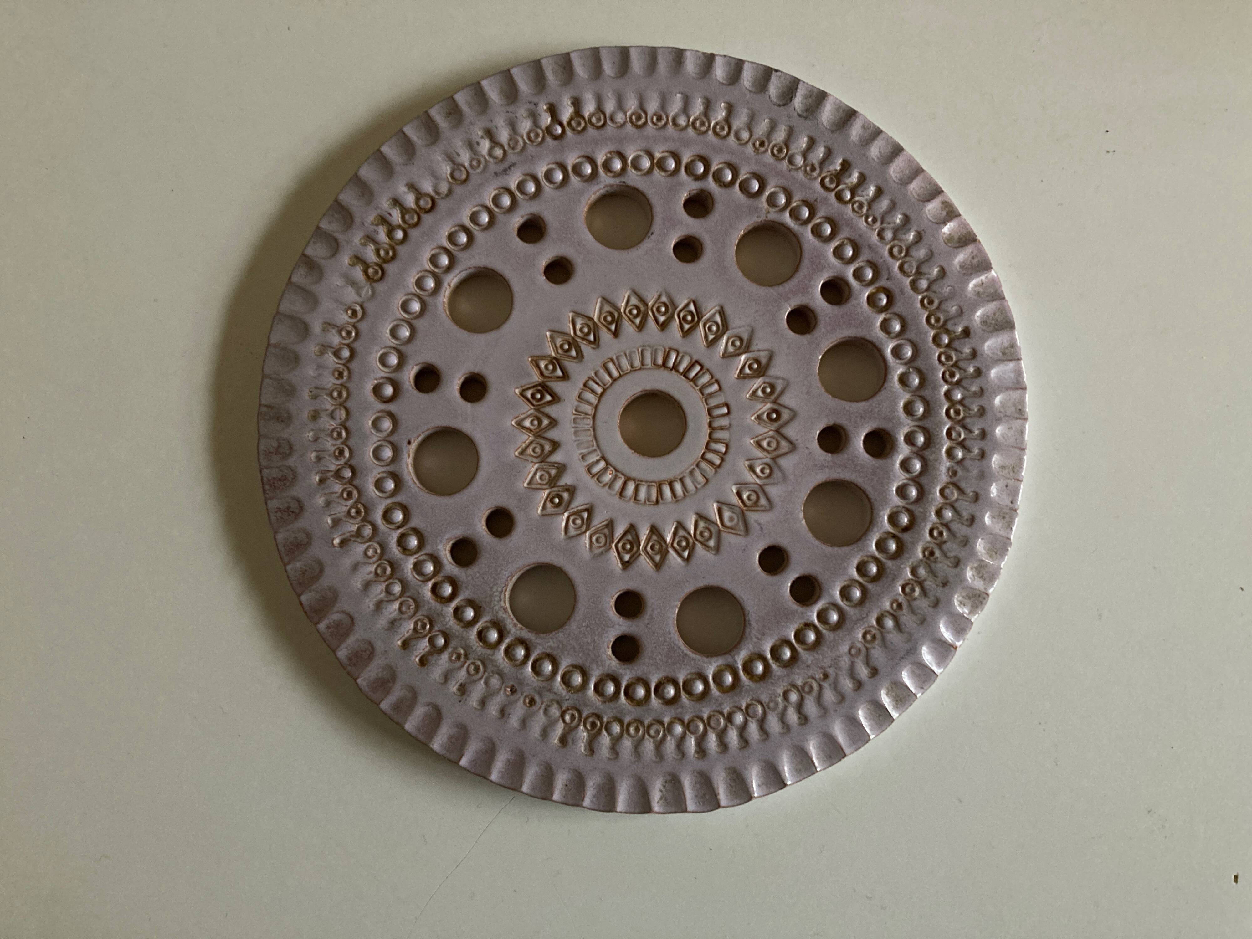 Dessous de plat de potier 1970 en grès perforé incisé